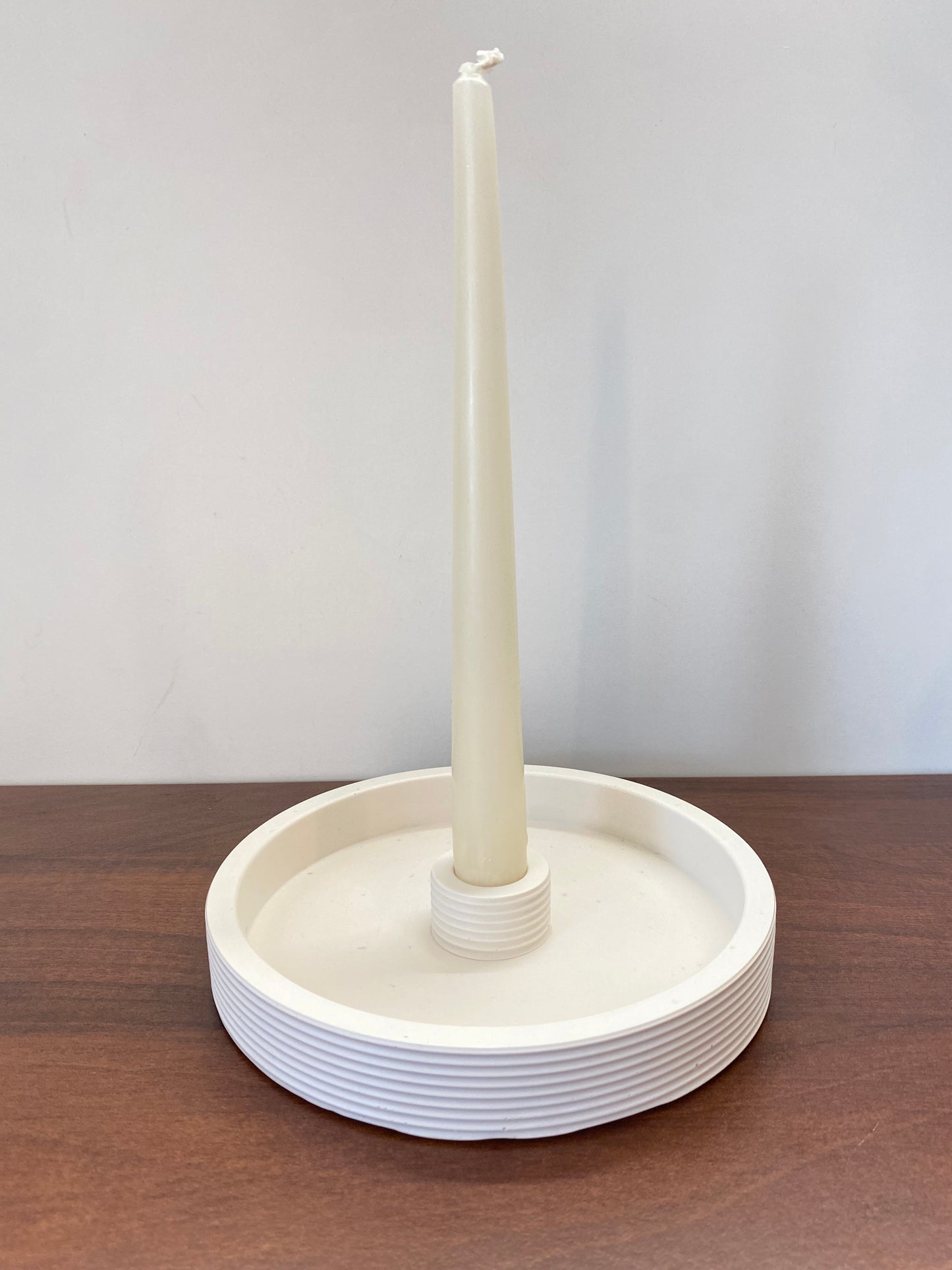 Handgegossenes Jesin Kerzenhalter Set mit Stabkerze. Optional personalisiert mit „Schön, dass du da bist“. Stilvolle Tischdeko und besondere Geschenkidee.