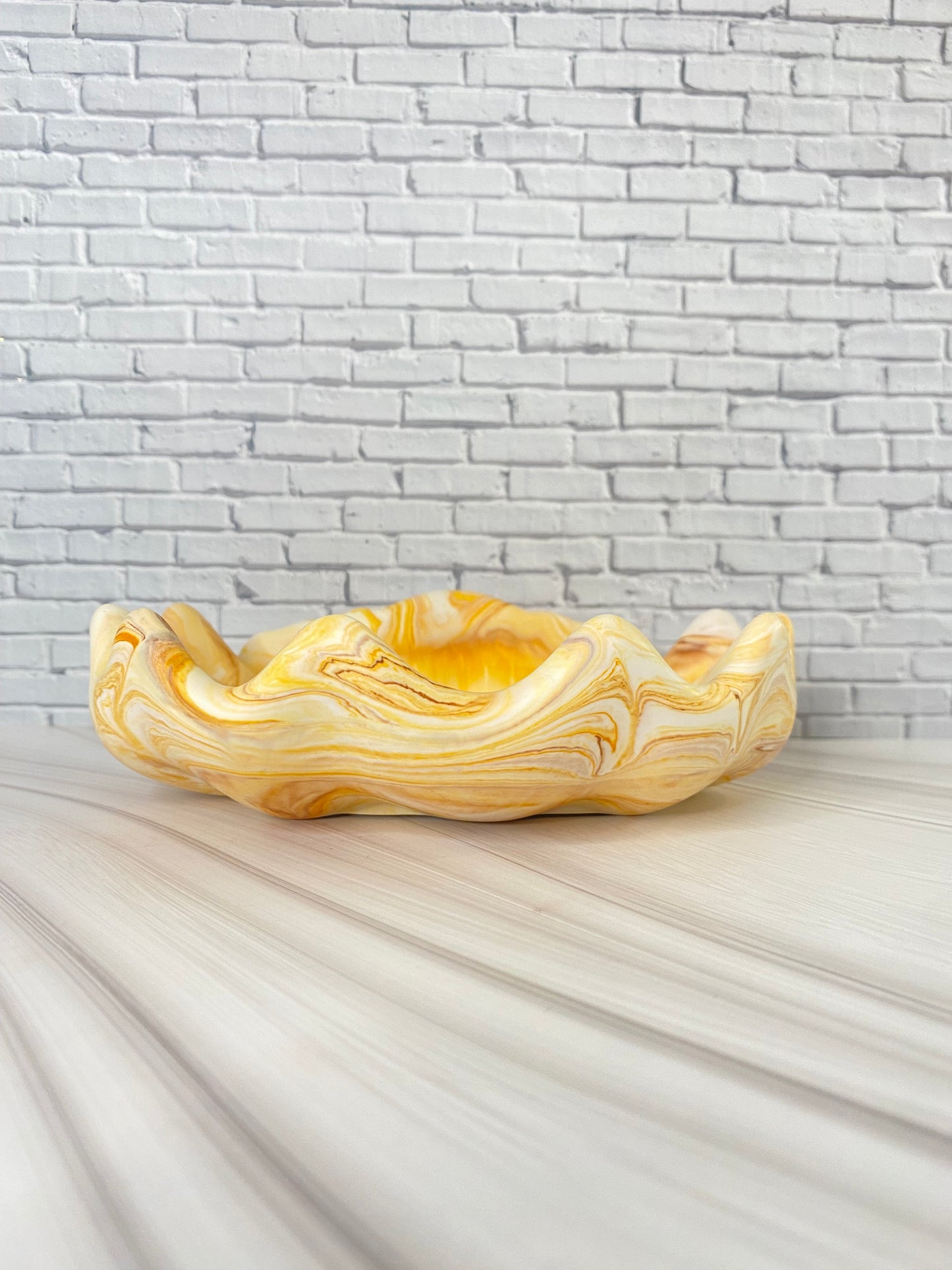 🐚 Muschel-Tablett aus Jesin – Haselnuss & Karamell | Handgegossen & Einzigartig