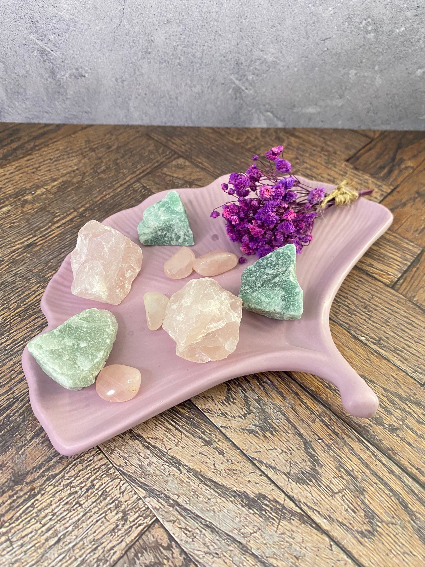 🌿 Platte der Liebe – handgegossene Jesin-Schale mit Heilsteinen