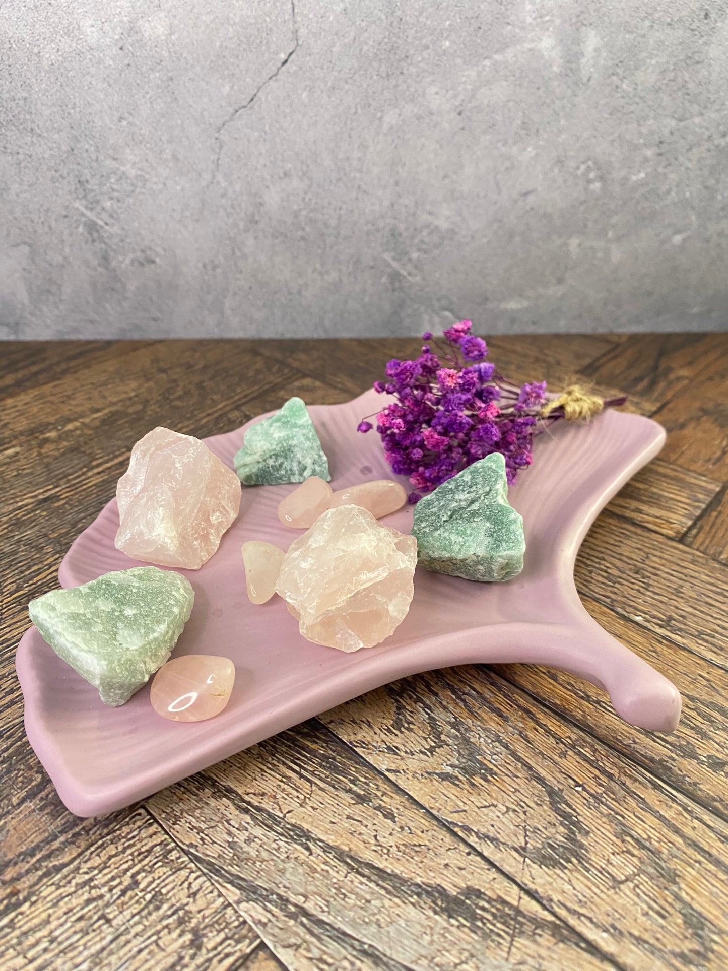 🌿 Platte der Liebe – handgegossene Jesin-Schale mit Heilsteinen