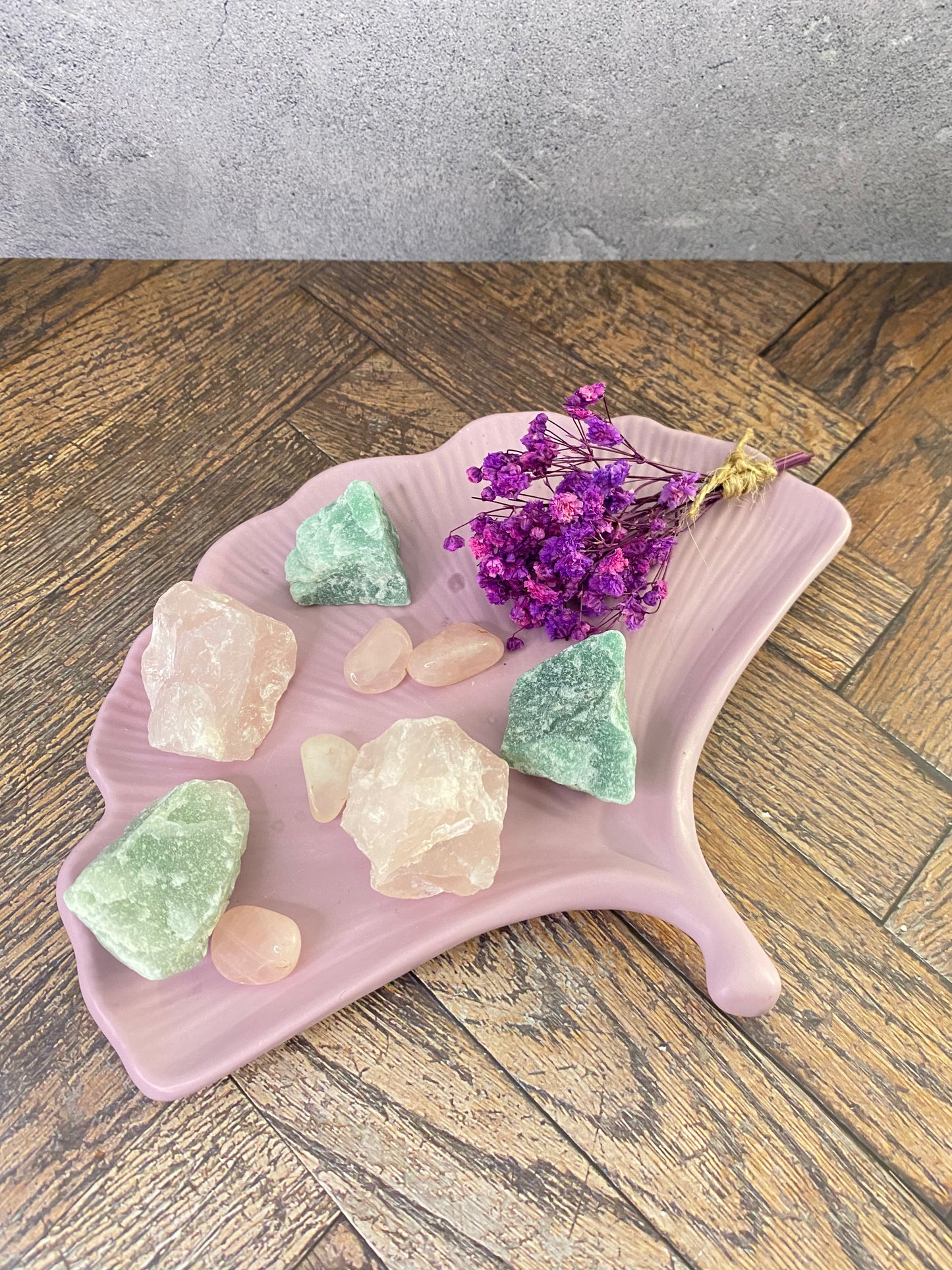 🌿 Platte der Liebe – handgegossene Jesin-Schale mit Heilsteinen