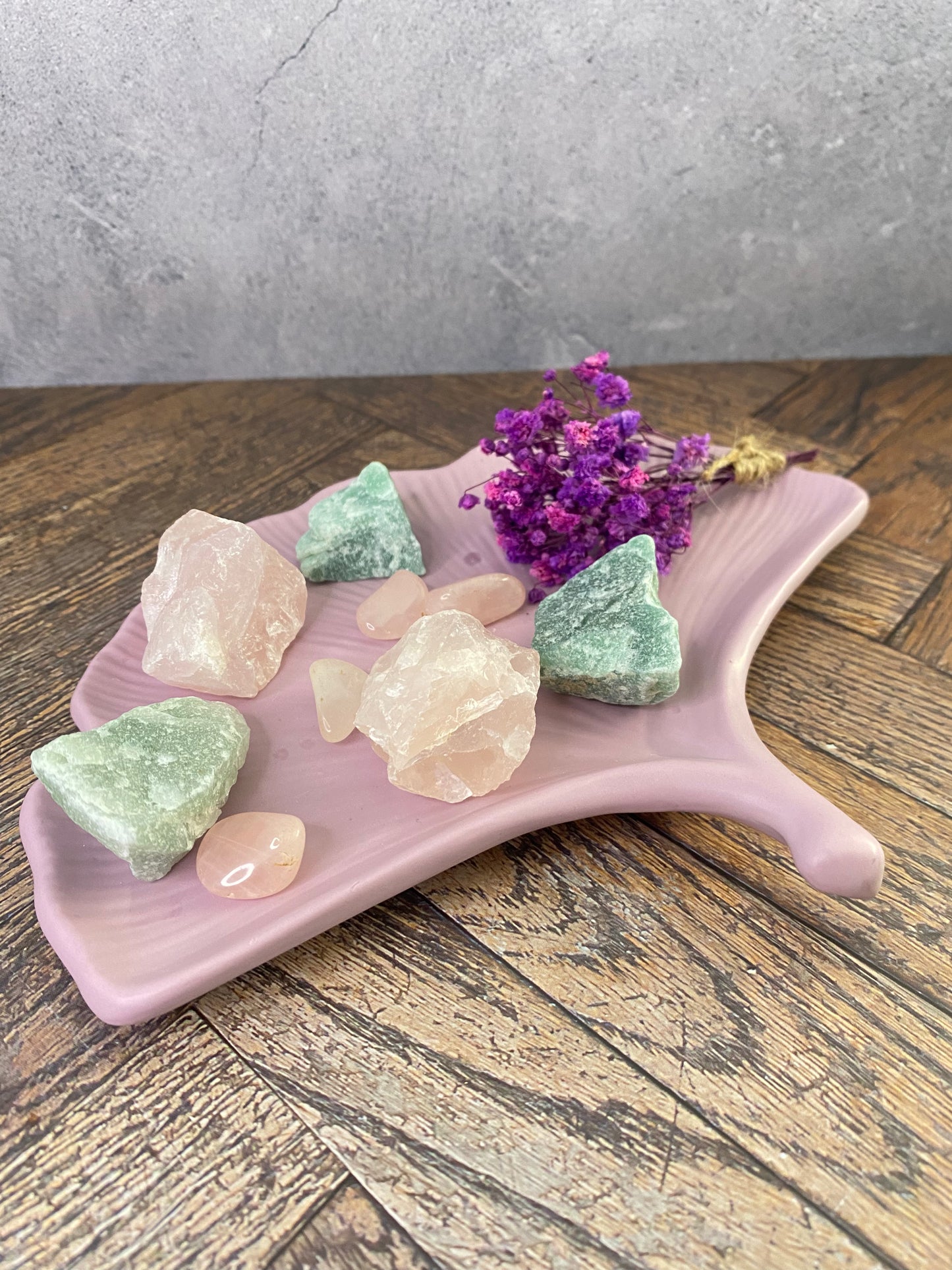 🌿 Platte der Liebe – handgegossene Jesin-Schale mit Heilsteinen