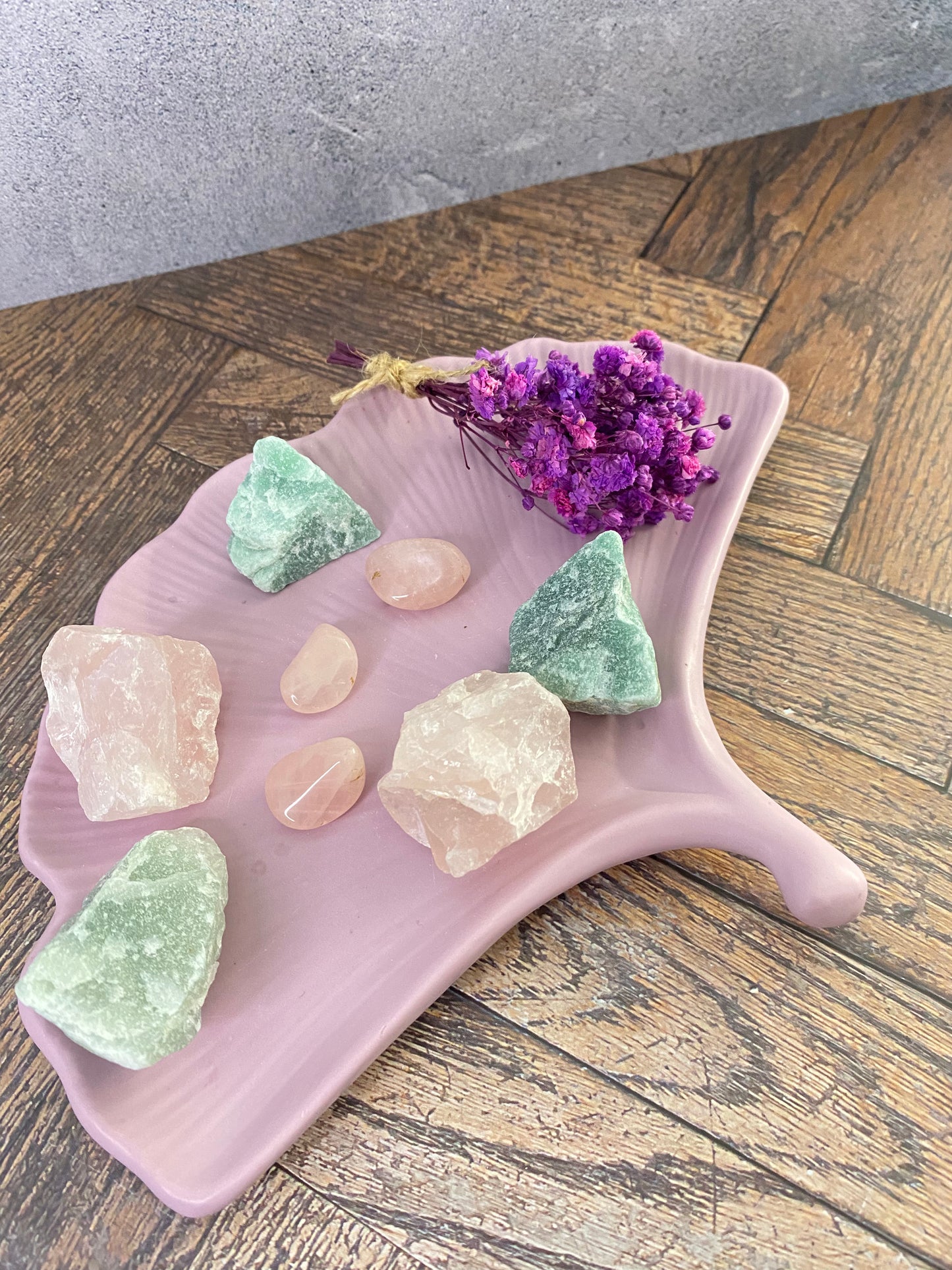 🌿 Platte der Liebe – handgegossene Jesin-Schale mit Heilsteinen