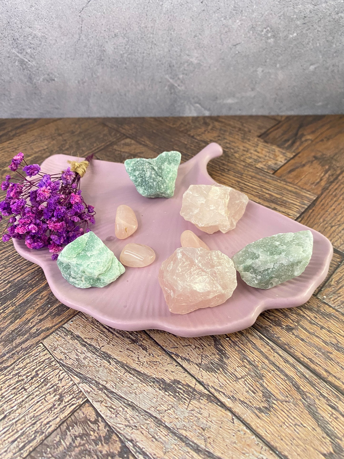 🌿 Platte der Liebe – handgegossene Jesin-Schale mit Heilsteinen