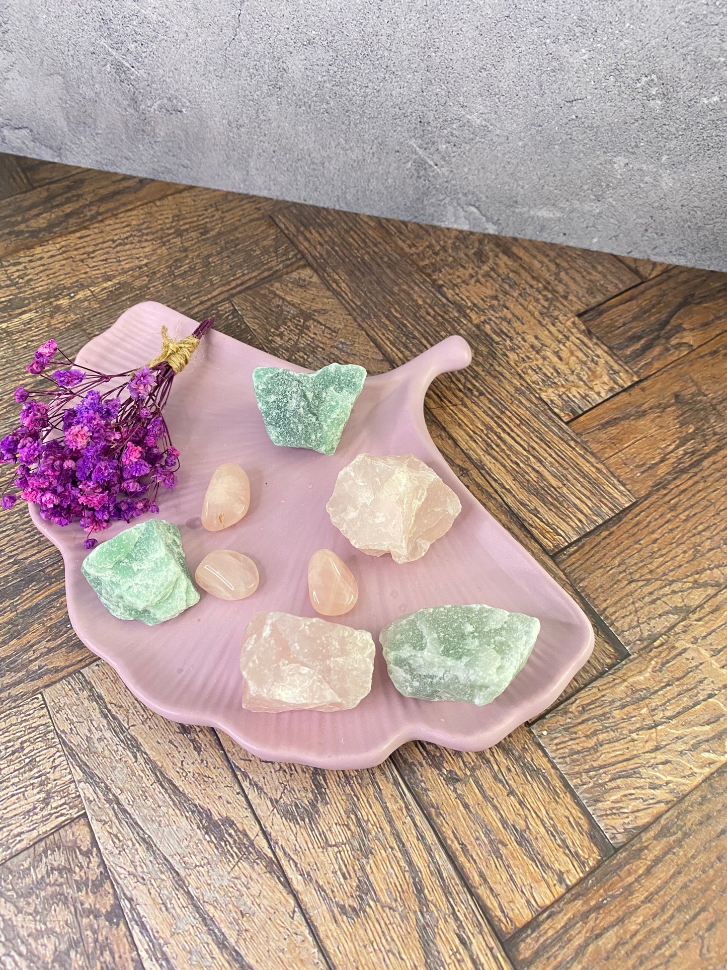 🌿 Platte der Liebe – handgegossene Jesin-Schale mit Heilsteinen