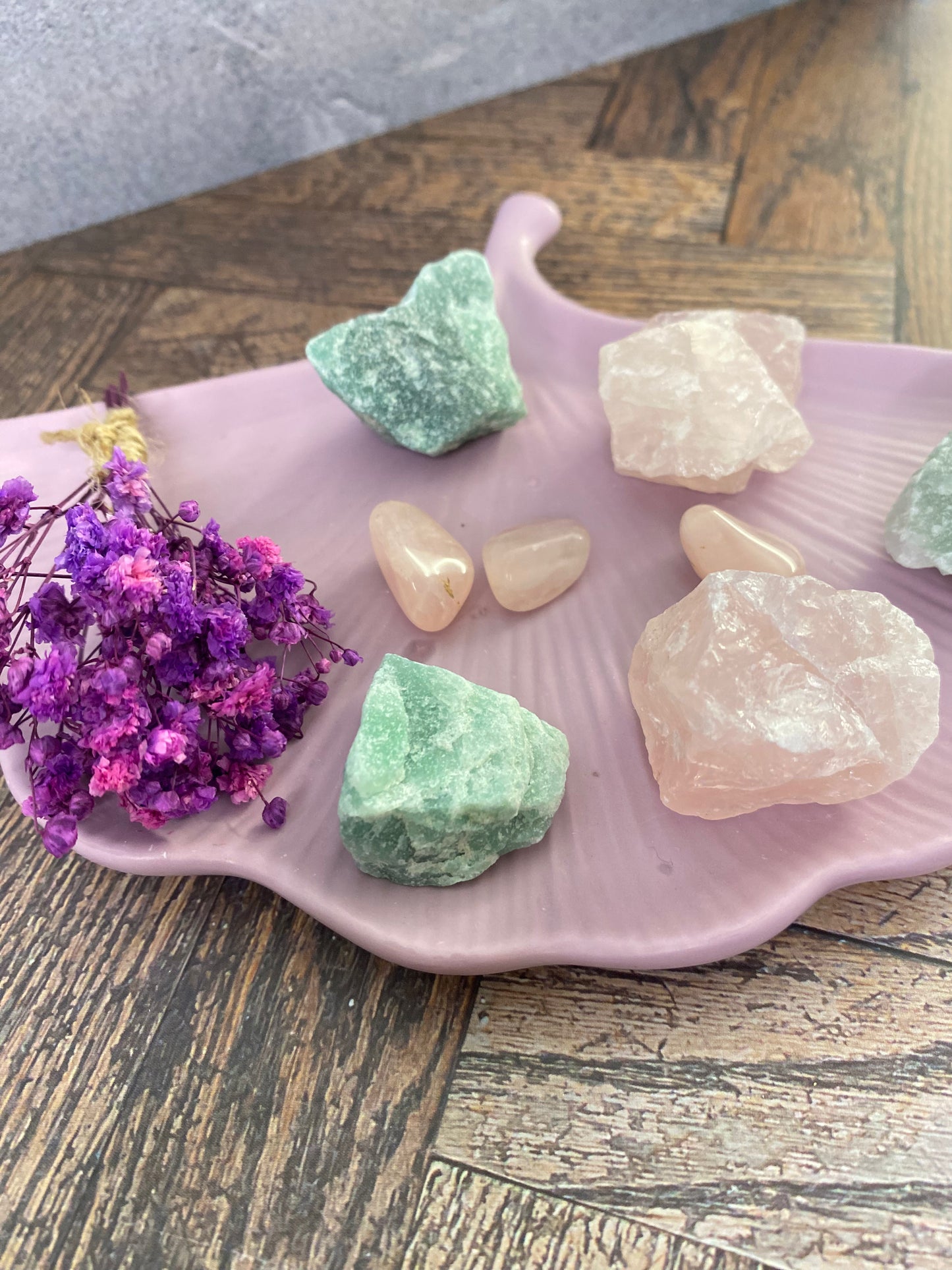 🌿 Platte der Liebe – handgegossene Jesin-Schale mit Heilsteinen