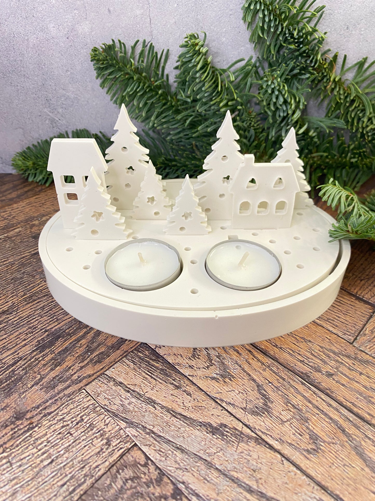 Handangefertigte Jesin Winterlandschaft – Weißes Deko Tablett mit 2 Teelichthaltern, 6 Tannenbäumen & 2 Häusern