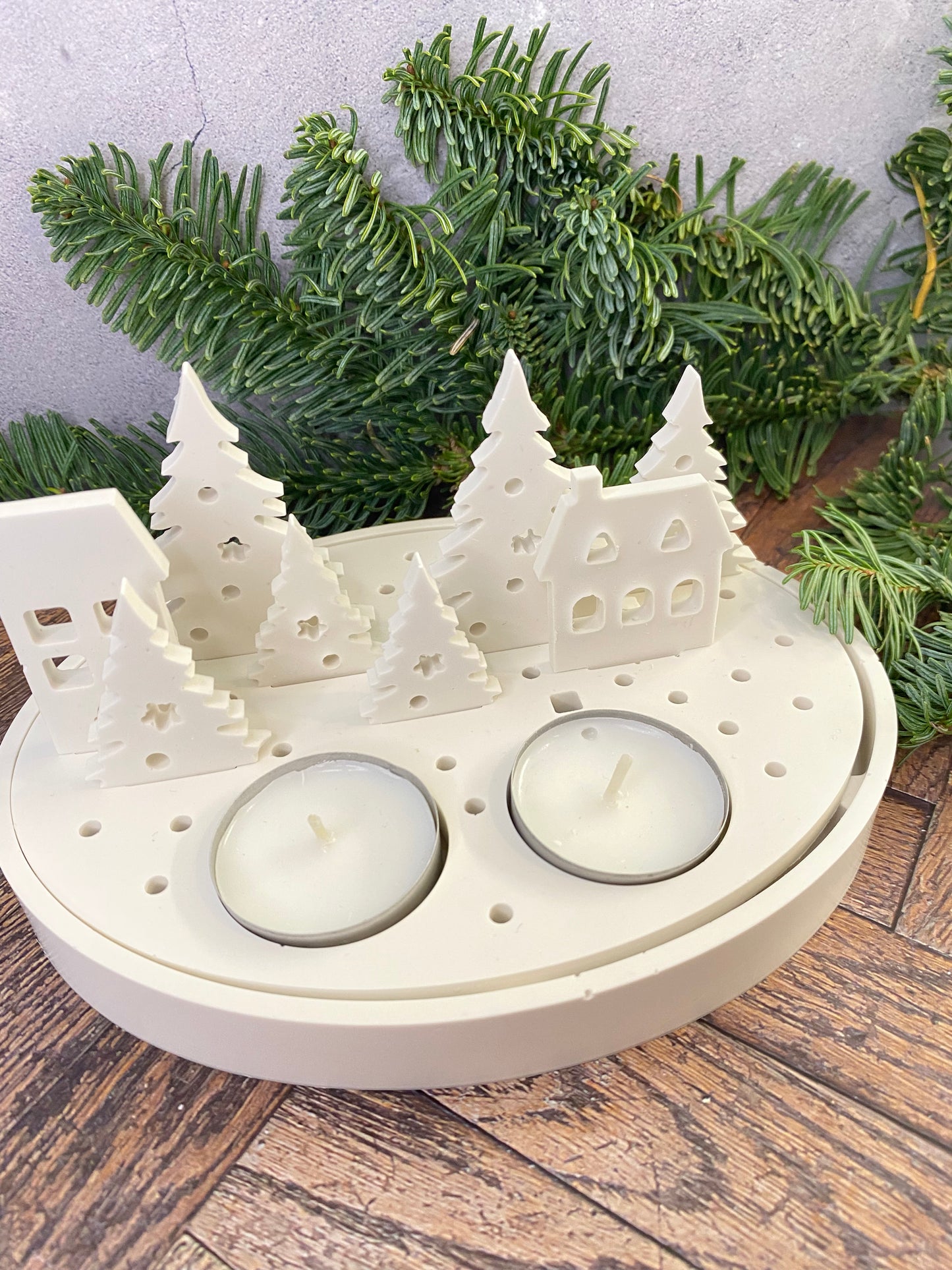 Handangefertigte Jesin Winterlandschaft – Weißes Deko Tablett mit 2 Teelichthaltern, 6 Tannenbäumen & 2 Häusern