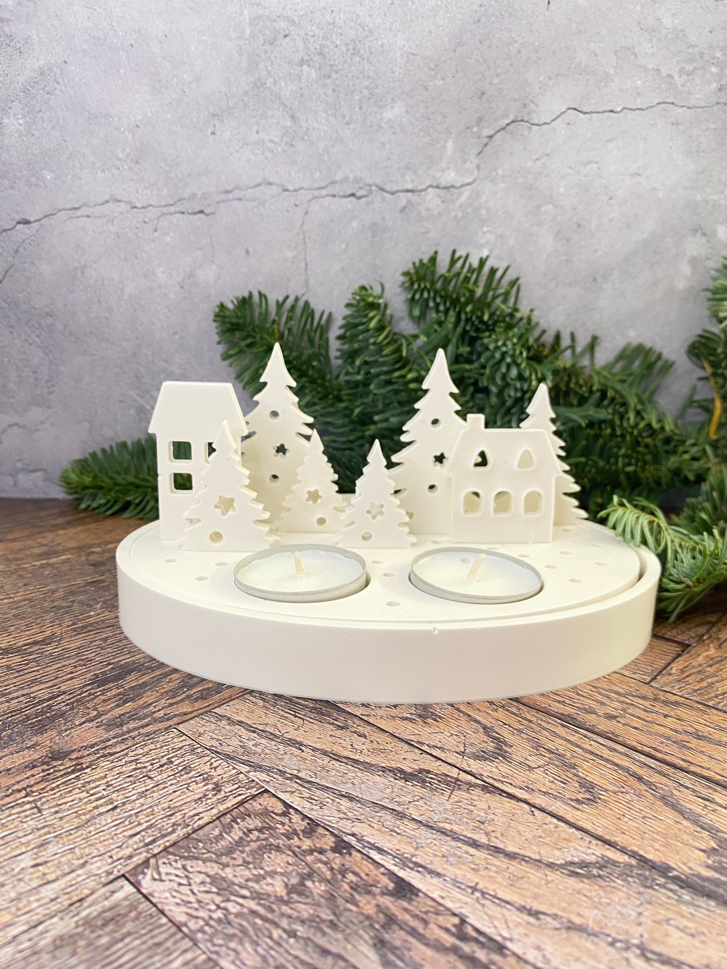 Handangefertigte Jesin Winterlandschaft – Weißes Deko Tablett mit 2 Teelichthaltern, 6 Tannenbäumen & 2 Häusern