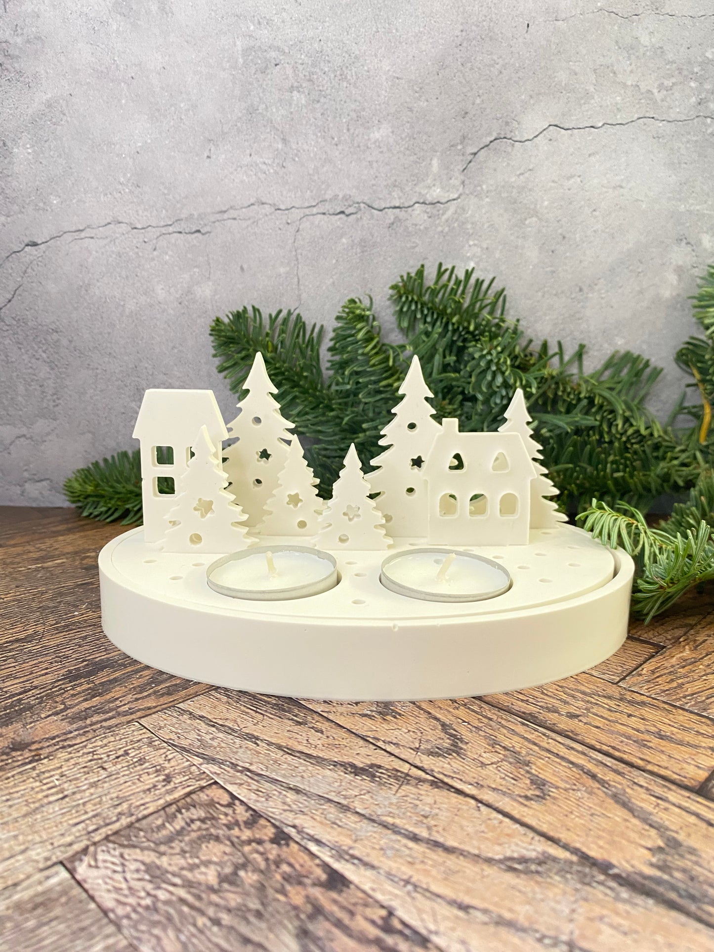 Handangefertigte Jesin Winterlandschaft – Weißes Deko Tablett mit 2 Teelichthaltern, 6 Tannenbäumen & 2 Häusern