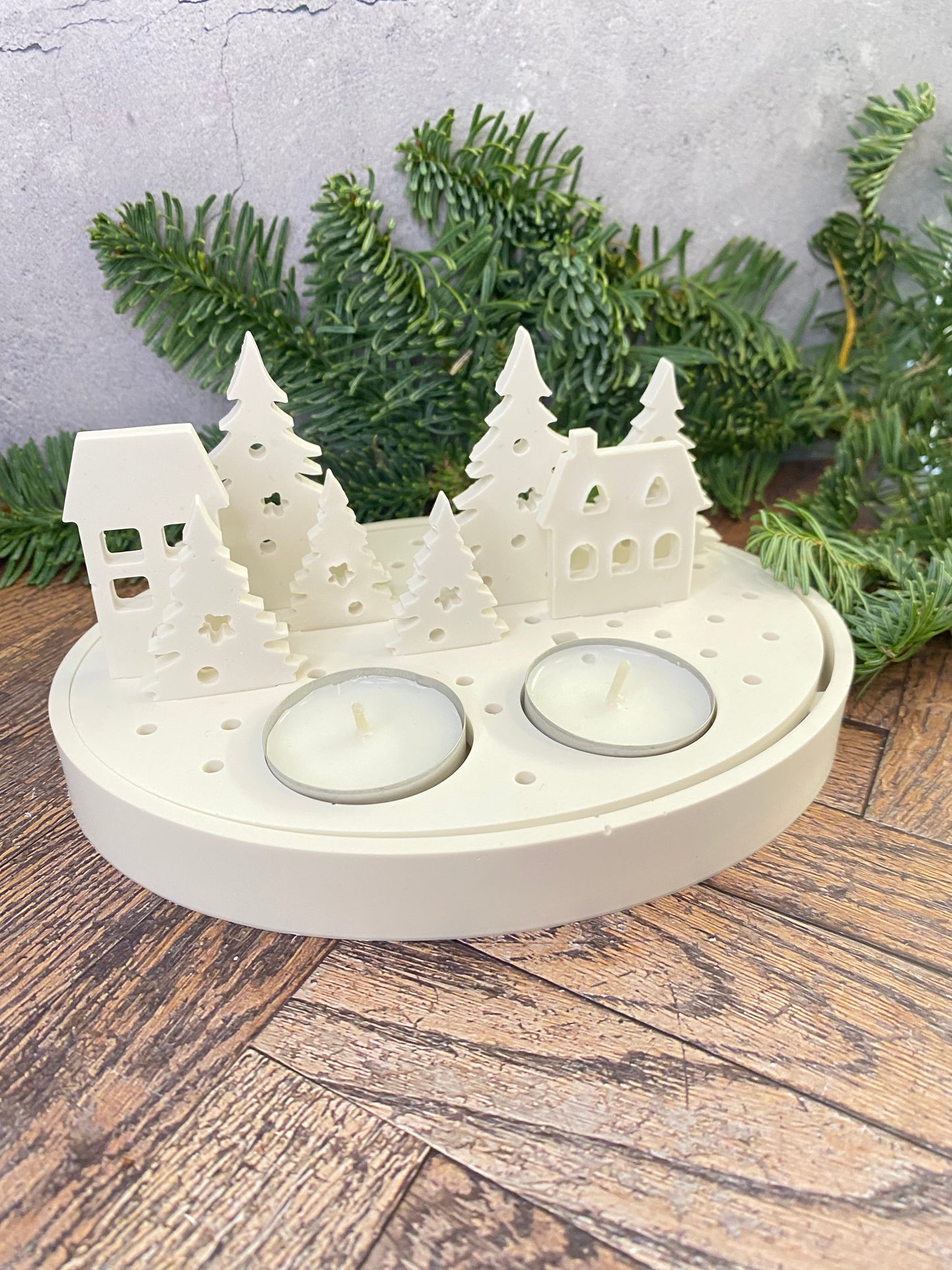 Handangefertigte Jesin Winterlandschaft – Weißes Deko Tablett mit 2 Teelichthaltern, 6 Tannenbäumen & 2 Häusern