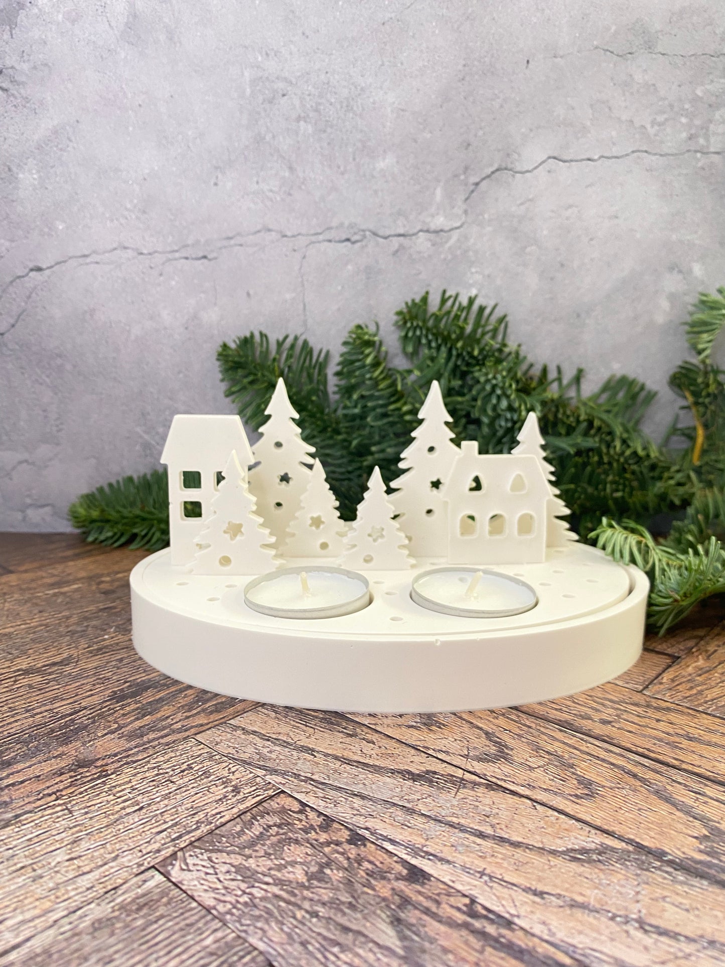 Handangefertigte Jesin Winterlandschaft – Weißes Deko Tablett mit 2 Teelichthaltern, 6 Tannenbäumen & 2 Häusern