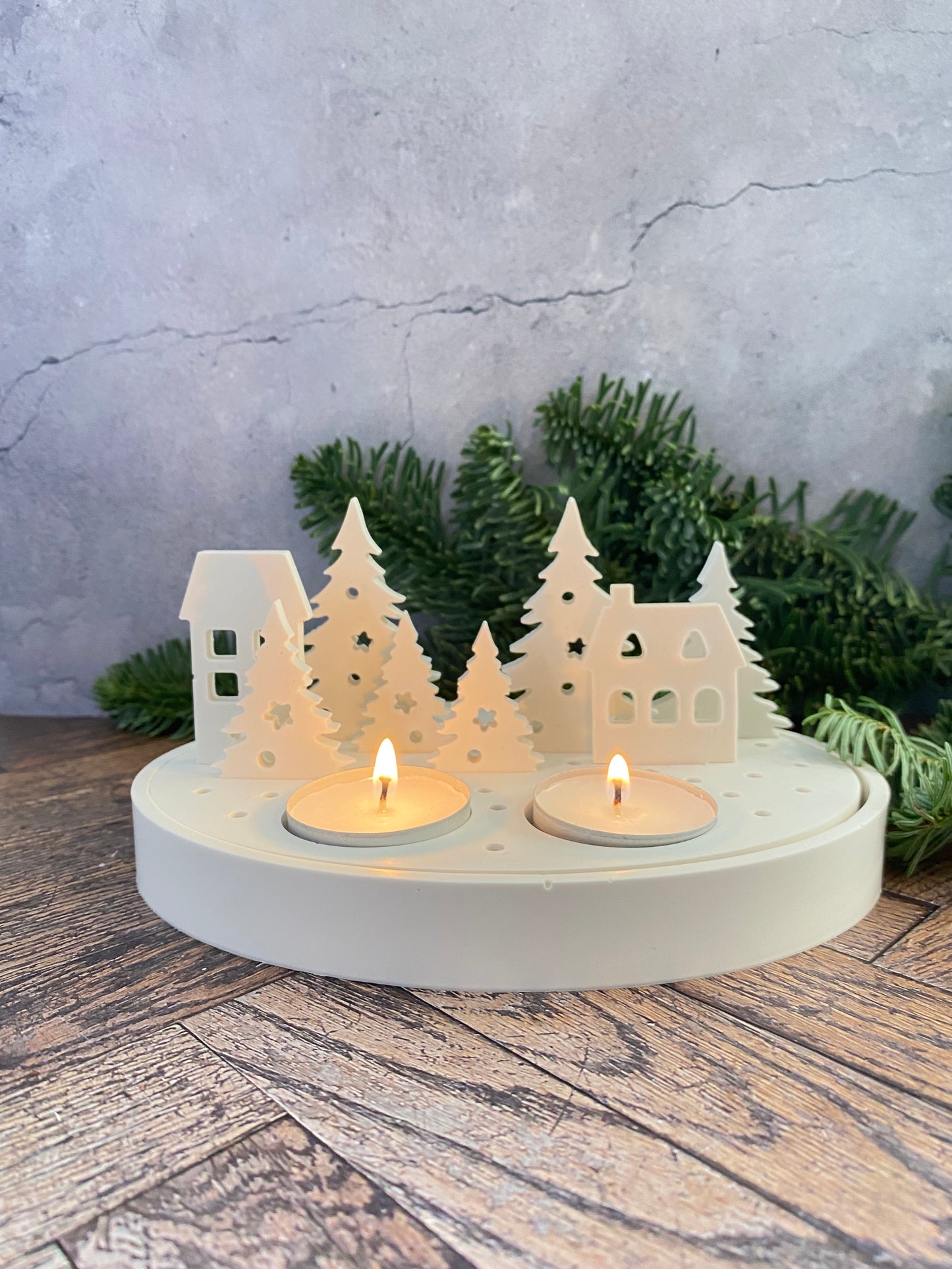 Handangefertigte Jesin Winterlandschaft – Weißes Deko Tablett mit 2 Teelichthaltern, 6 Tannenbäumen & 2 Häusern