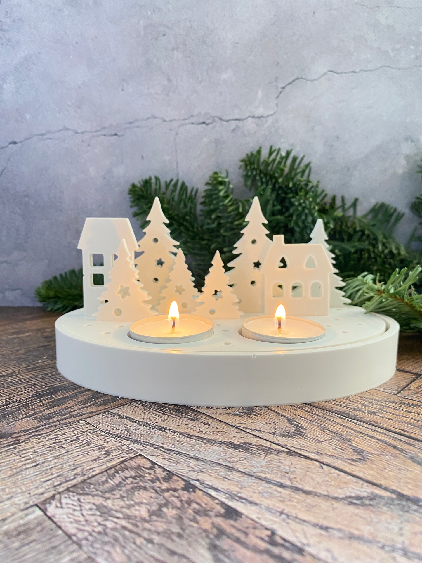 Handangefertigte Jesin Winterlandschaft – Weißes Deko Tablett mit 2 Teelichthaltern, 6 Tannenbäumen & 2 Häusern