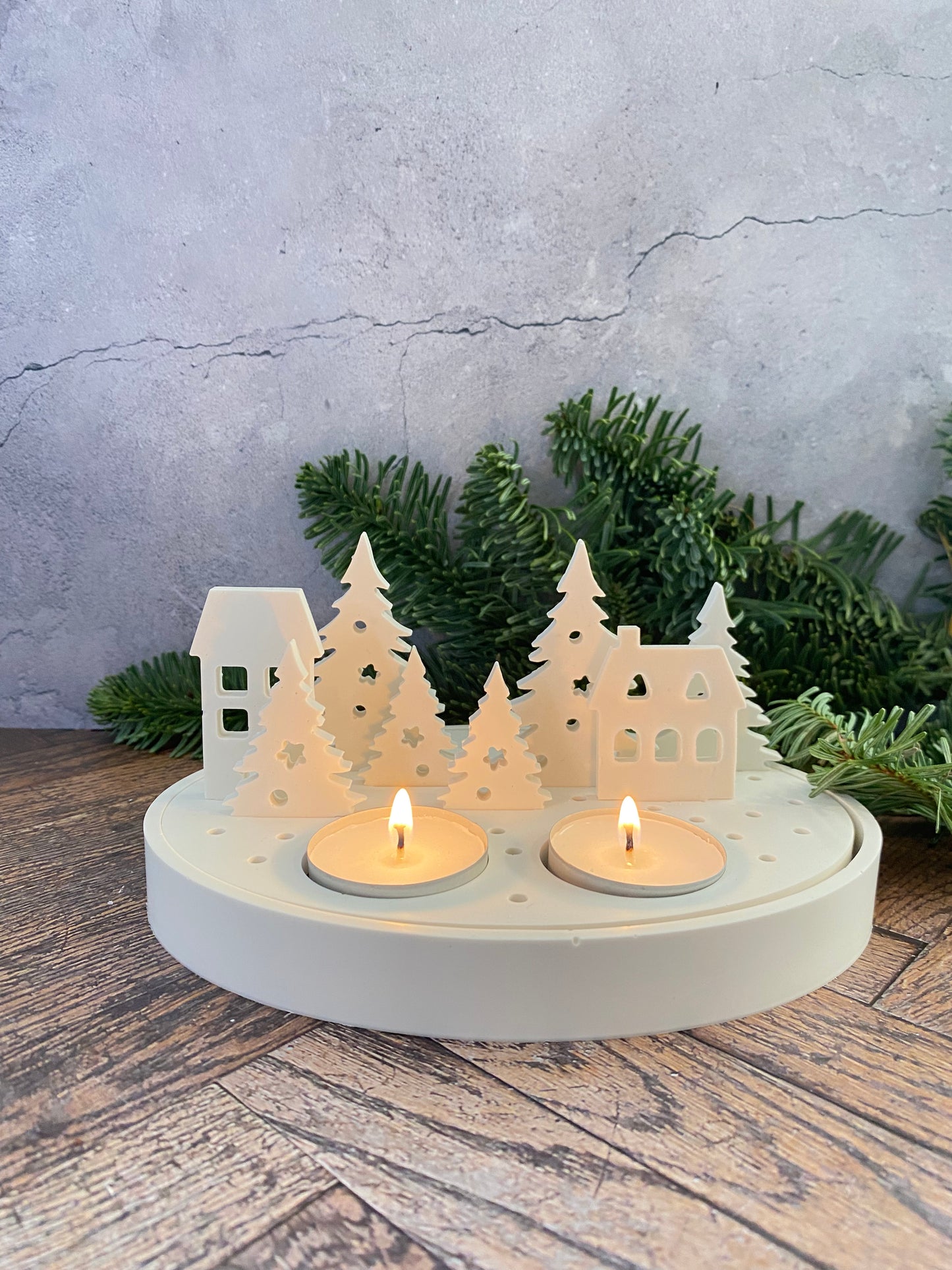 Handangefertigte Jesin Winterlandschaft – Weißes Deko Tablett mit 2 Teelichthaltern, 6 Tannenbäumen & 2 Häusern