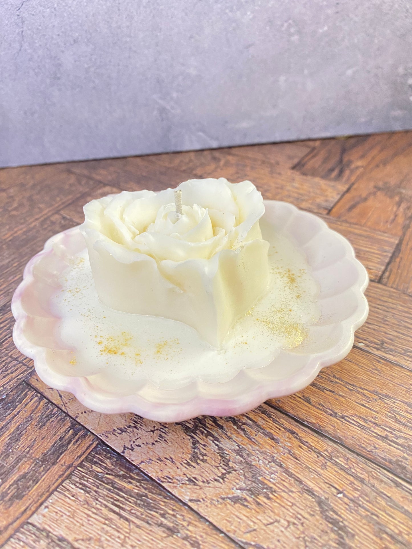 Luxus Handgeamchte Rosenkerze aus Sojawachs in Kunsthandwerk-Muschelschale – Elegante Tischdekoration