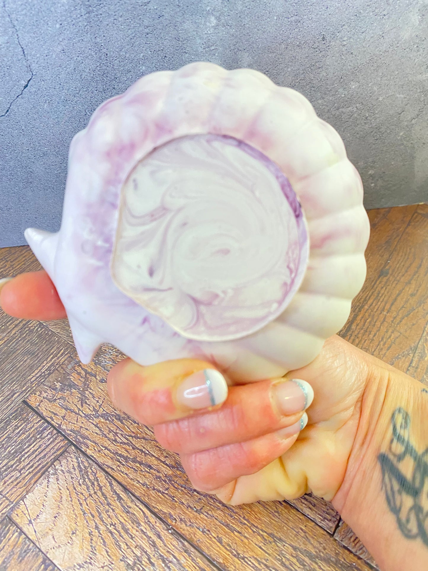 Luxus Handgeamchte Rosenkerze aus Sojawachs in Kunsthandwerk-Muschelschale – Elegante Tischdekoration