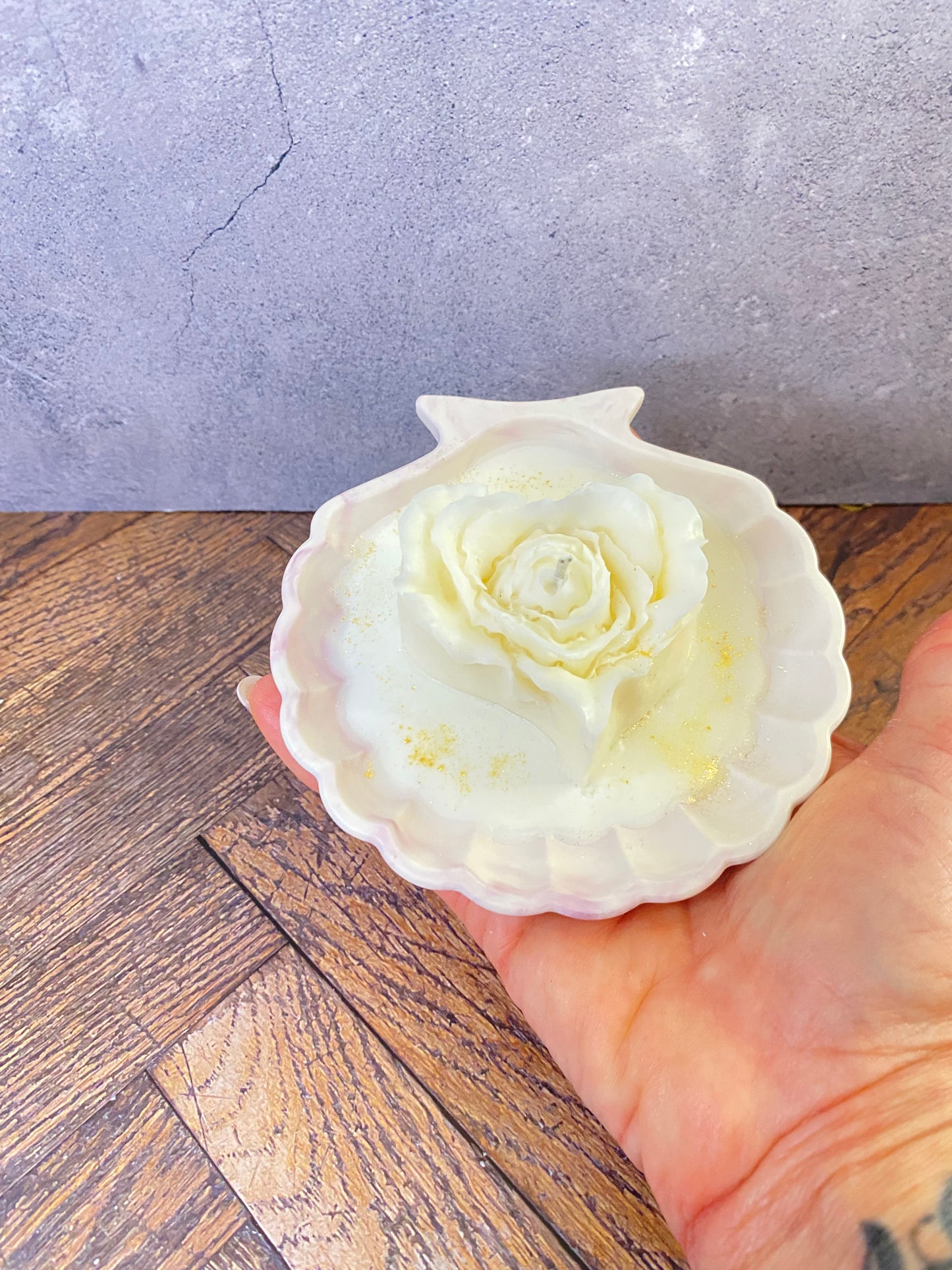 Luxus Handgeamchte Rosenkerze aus Sojawachs in Kunsthandwerk-Muschelschale – Elegante Tischdekoration