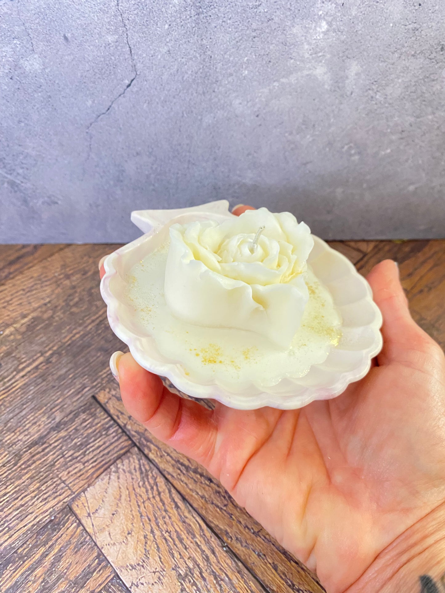 Luxus Handgeamchte Rosenkerze aus Sojawachs in Kunsthandwerk-Muschelschale – Elegante Tischdekoration