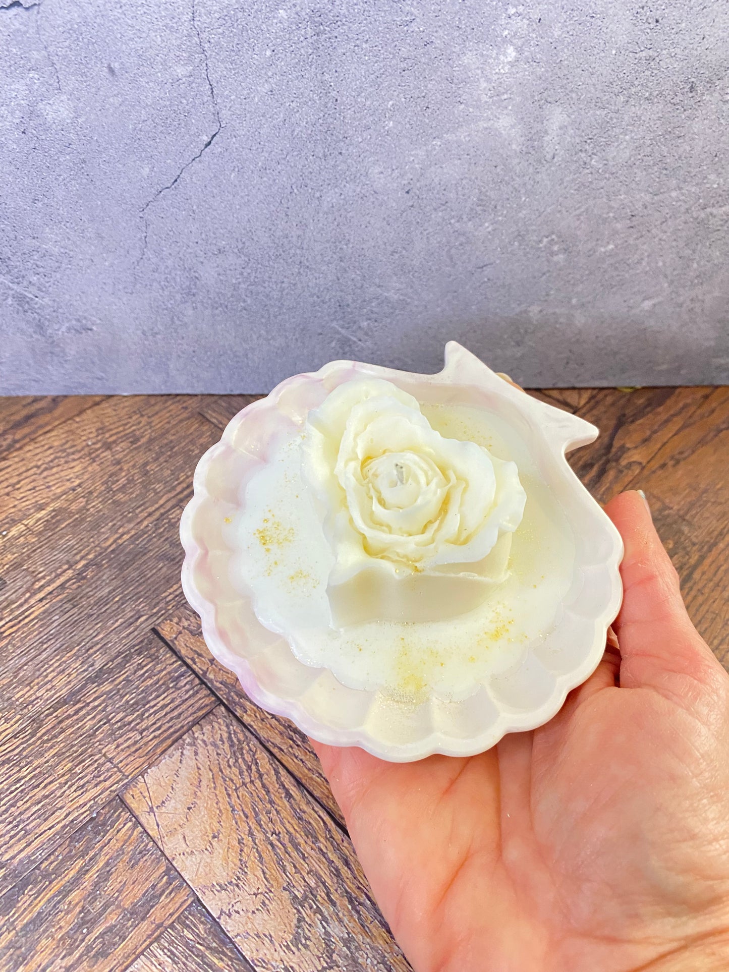 Luxus Handgeamchte Rosenkerze aus Sojawachs in Kunsthandwerk-Muschelschale – Elegante Tischdekoration