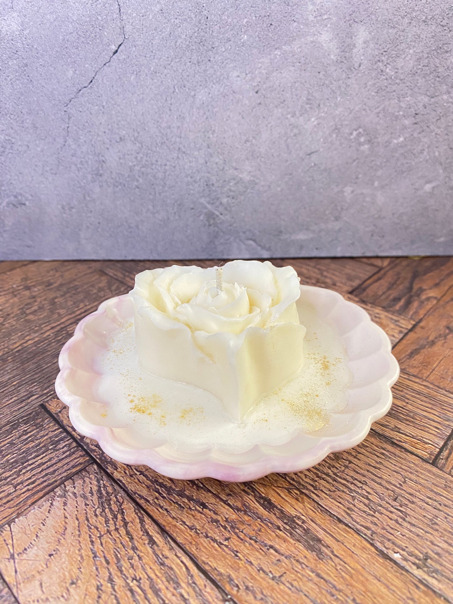 Luxus Handgeamchte Rosenkerze aus Sojawachs in Kunsthandwerk-Muschelschale – Elegante Tischdekoration