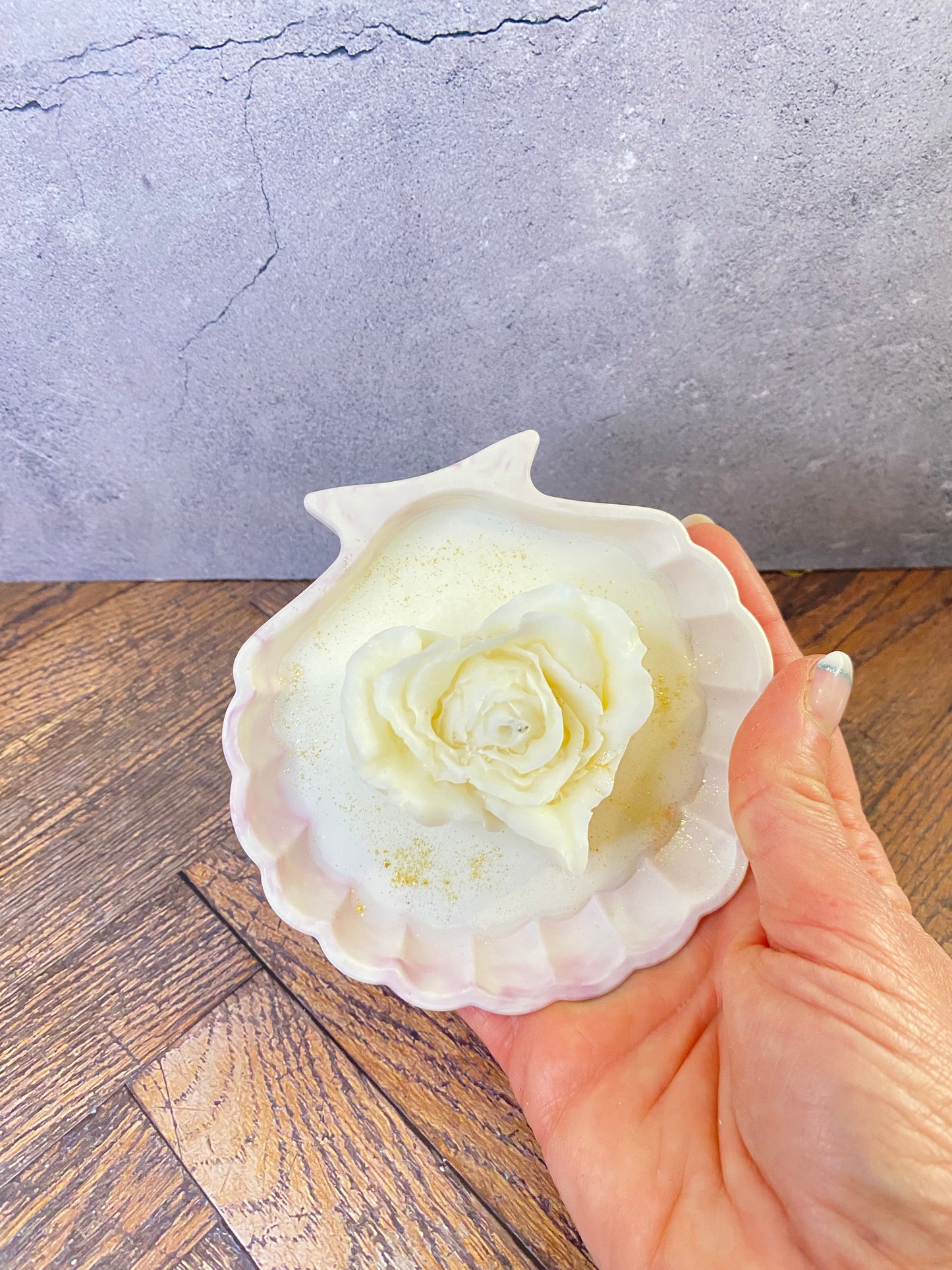 Luxus Handgeamchte Rosenkerze aus Sojawachs in Kunsthandwerk-Muschelschale – Elegante Tischdekoration