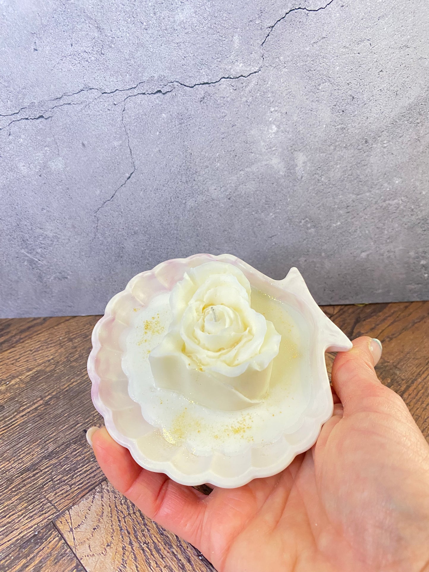 Luxus Handgeamchte Rosenkerze aus Sojawachs in Kunsthandwerk-Muschelschale – Elegante Tischdekoration