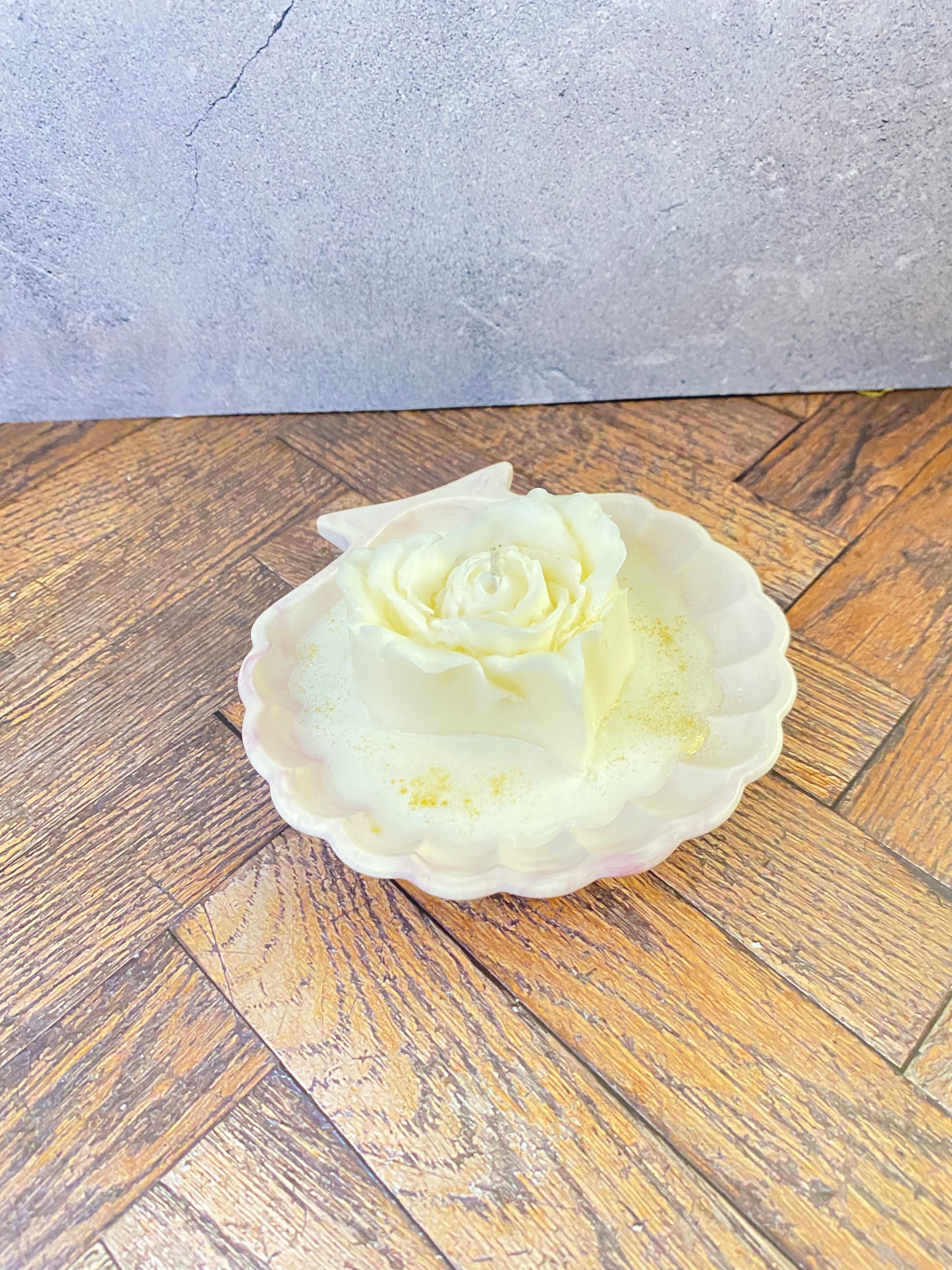 Luxus Handgeamchte Rosenkerze aus Sojawachs in Kunsthandwerk-Muschelschale – Elegante Tischdekoration