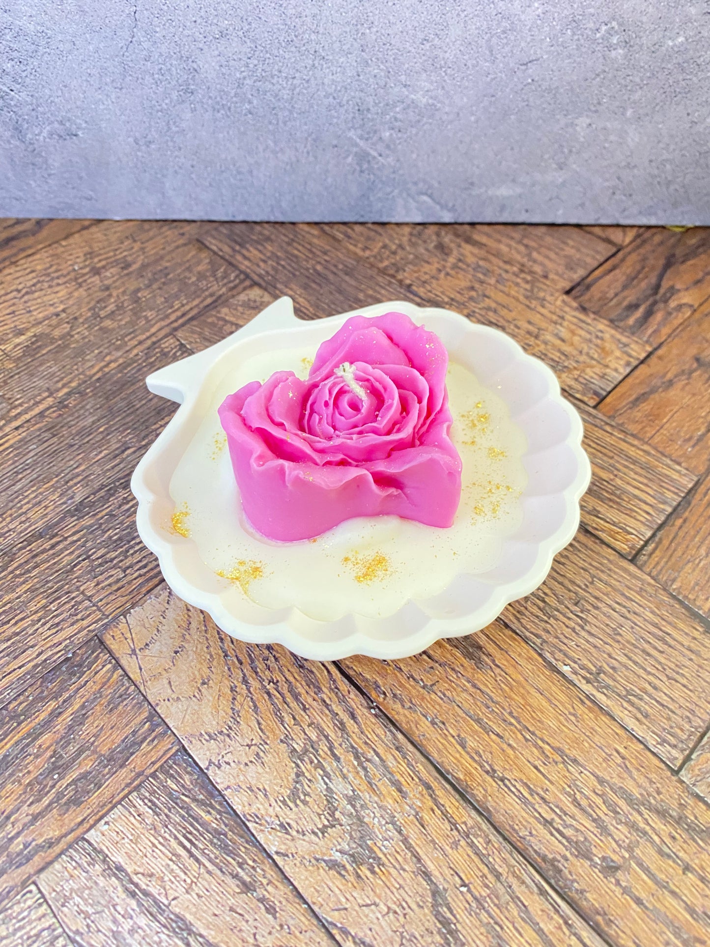 Luxus Handgeamchte Rosenkerze aus Sojawachs in Kunsthandwerk-Muschelschale – Elegante Tischdekoration