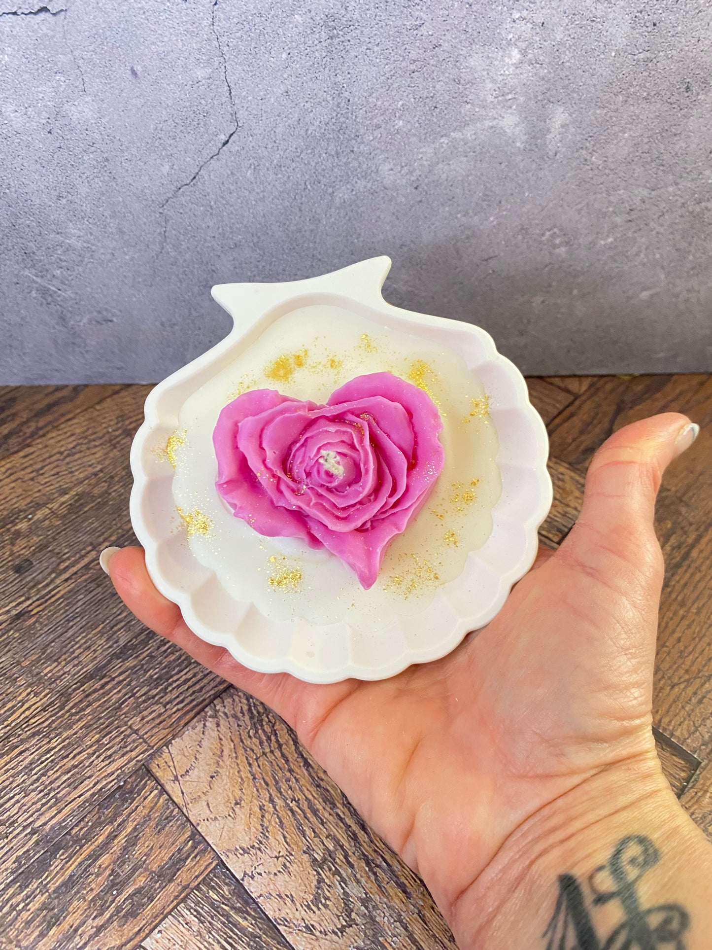 Luxus Handgeamchte Rosenkerze aus Sojawachs in Kunsthandwerk-Muschelschale – Elegante Tischdekoration