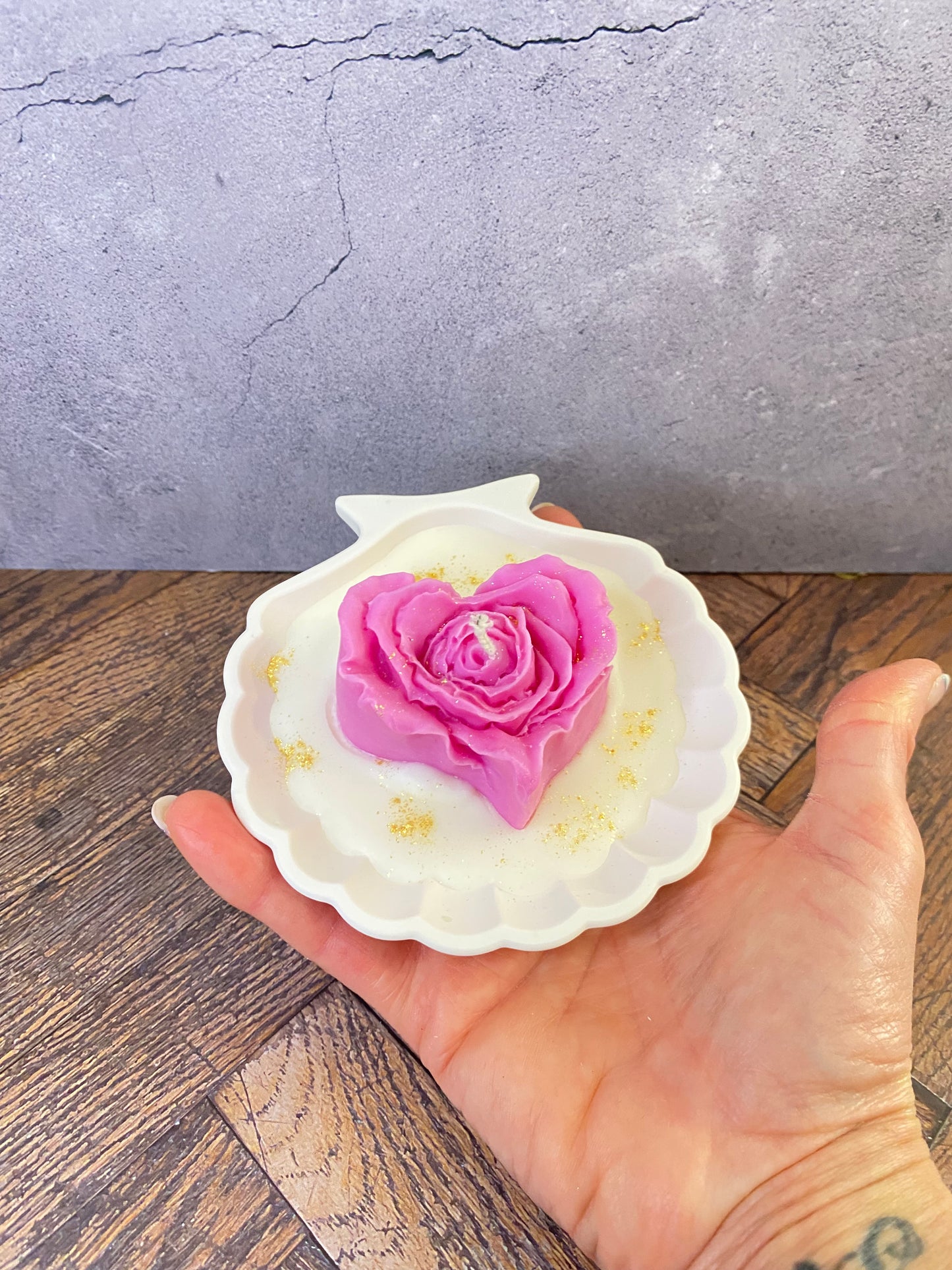 Luxus Handgeamchte Rosenkerze aus Sojawachs in Kunsthandwerk-Muschelschale – Elegante Tischdekoration