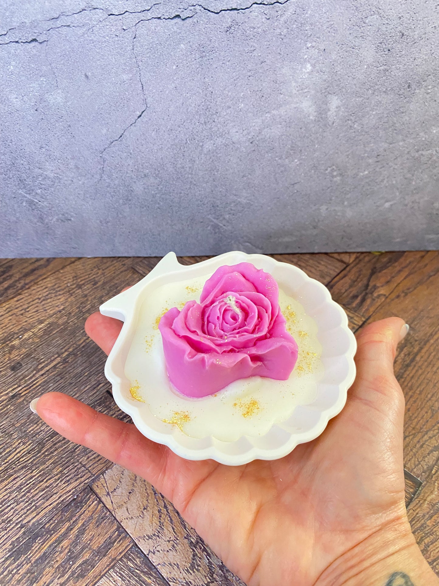 Luxus Handgeamchte Rosenkerze aus Sojawachs in Kunsthandwerk-Muschelschale – Elegante Tischdekoration