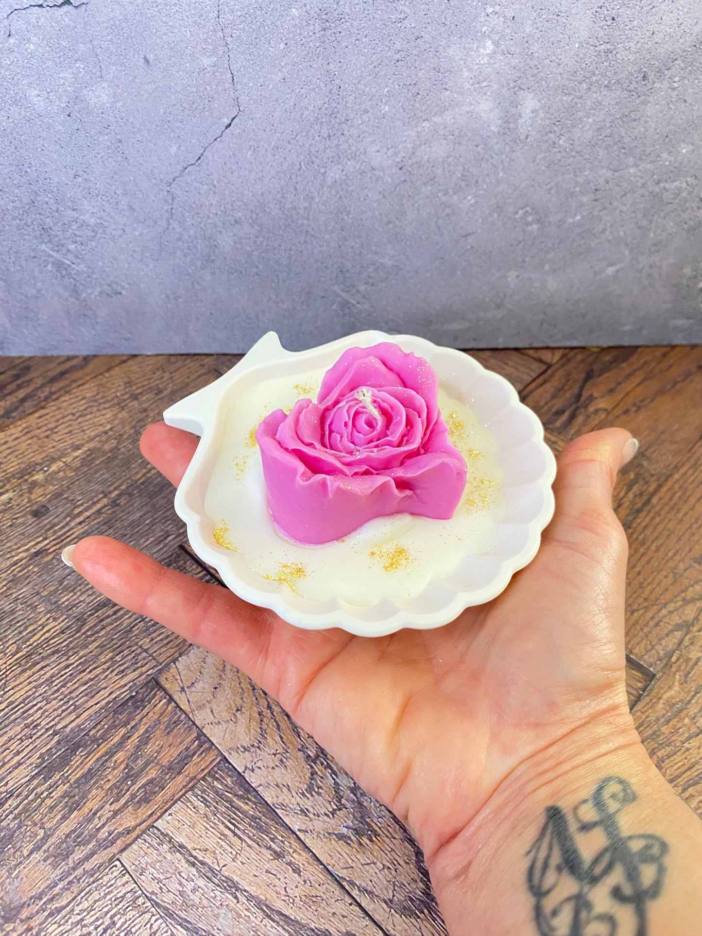 Luxus Handgeamchte Rosenkerze aus Sojawachs in Kunsthandwerk-Muschelschale – Elegante Tischdekoration