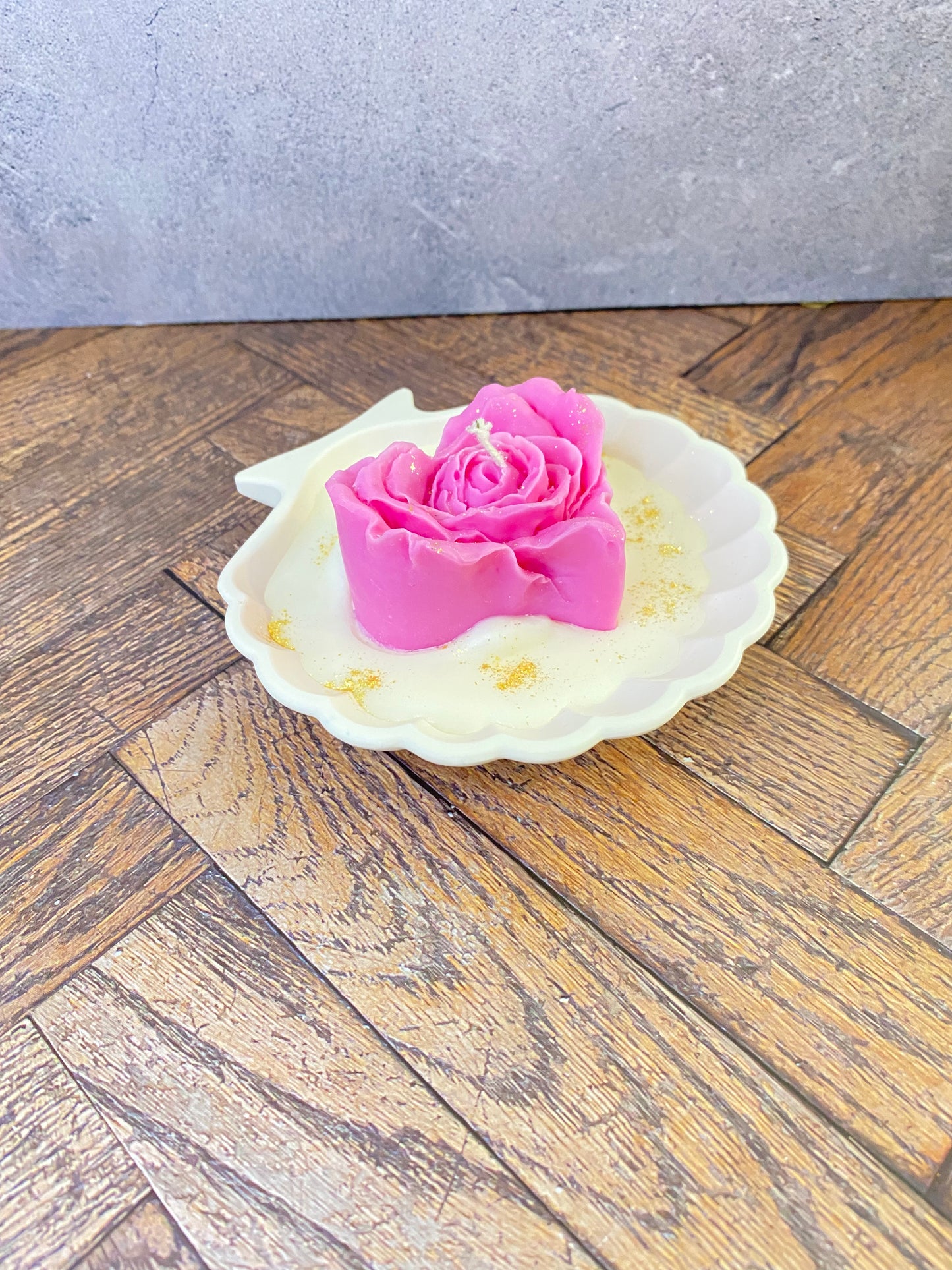 Luxus Handgeamchte Rosenkerze aus Sojawachs in Kunsthandwerk-Muschelschale – Elegante Tischdekoration