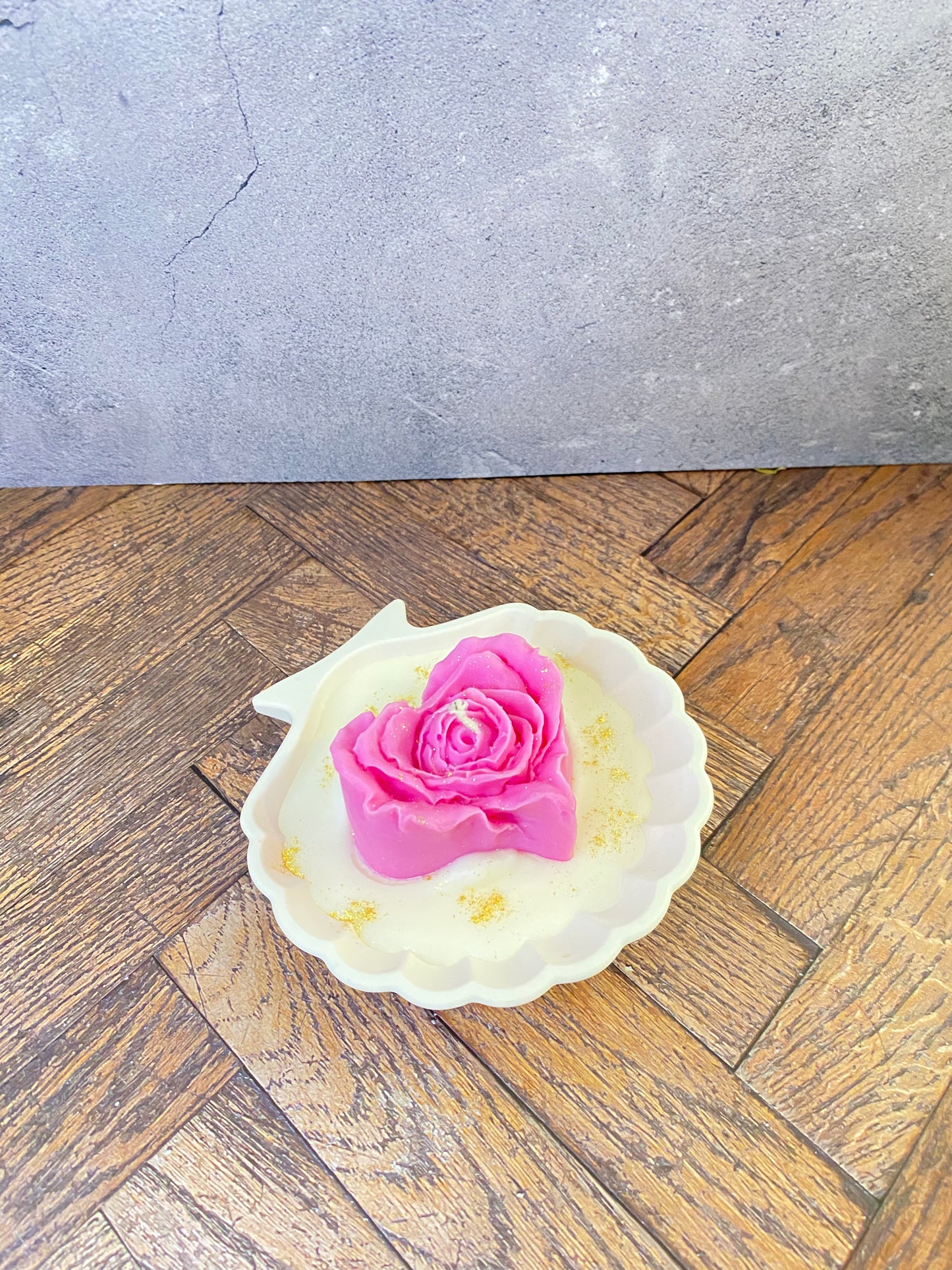 Luxus Handgeamchte Rosenkerze aus Sojawachs in Kunsthandwerk-Muschelschale – Elegante Tischdekoration