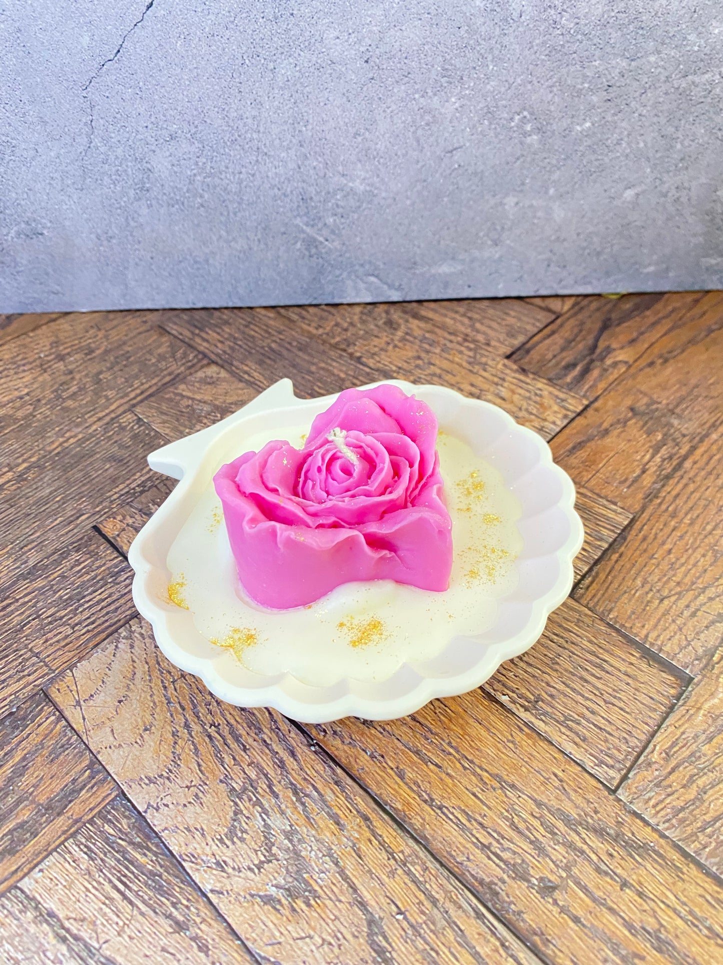 Luxus Handgeamchte Rosenkerze aus Sojawachs in Kunsthandwerk-Muschelschale – Elegante Tischdekoration