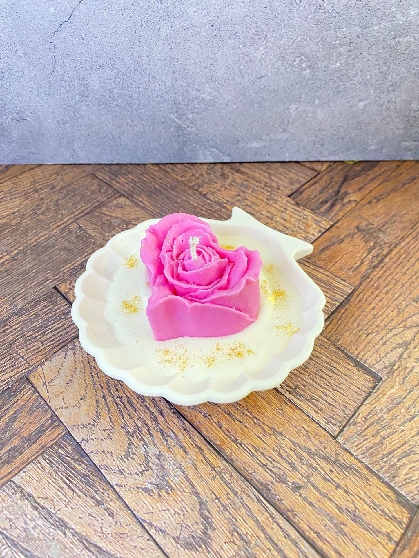 Luxus Handgeamchte Rosenkerze aus Sojawachs in Kunsthandwerk-Muschelschale – Elegante Tischdekoration