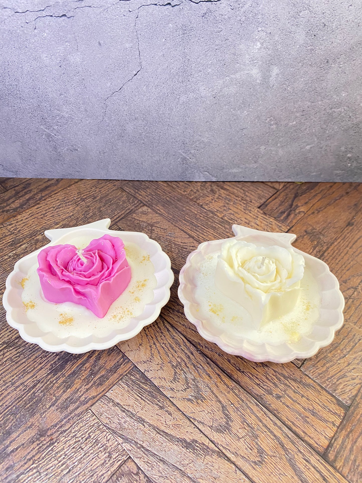 Luxus Handgeamchte Rosenkerze aus Sojawachs in Kunsthandwerk-Muschelschale – Elegante Tischdekoration