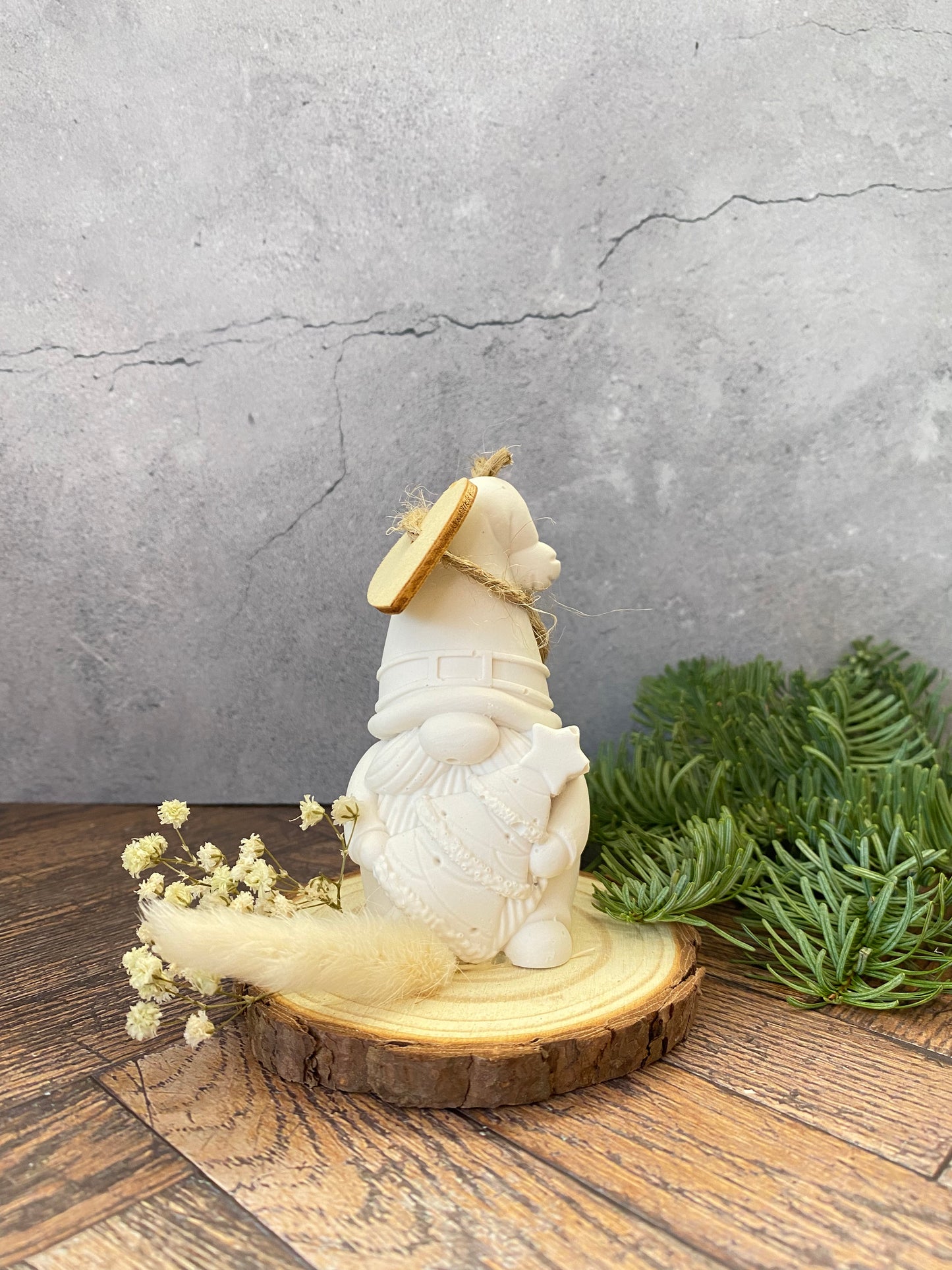 Handgemachter Jesin - Weihnachtsmann auf Holzscheibe mit Trockenblumen – Nachhaltige Weihnachtsdeko