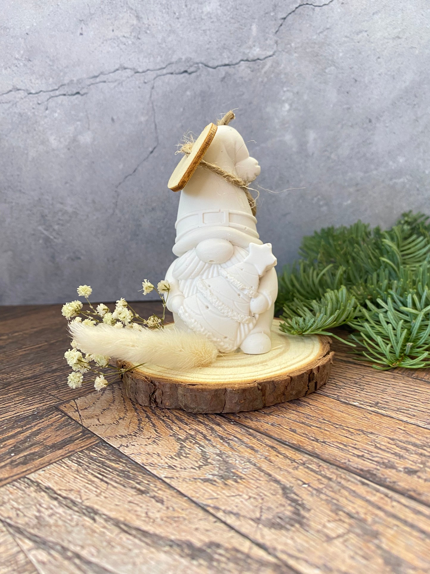 Handgemachter Jesin - Weihnachtsmann auf Holzscheibe mit Trockenblumen – Nachhaltige Weihnachtsdeko