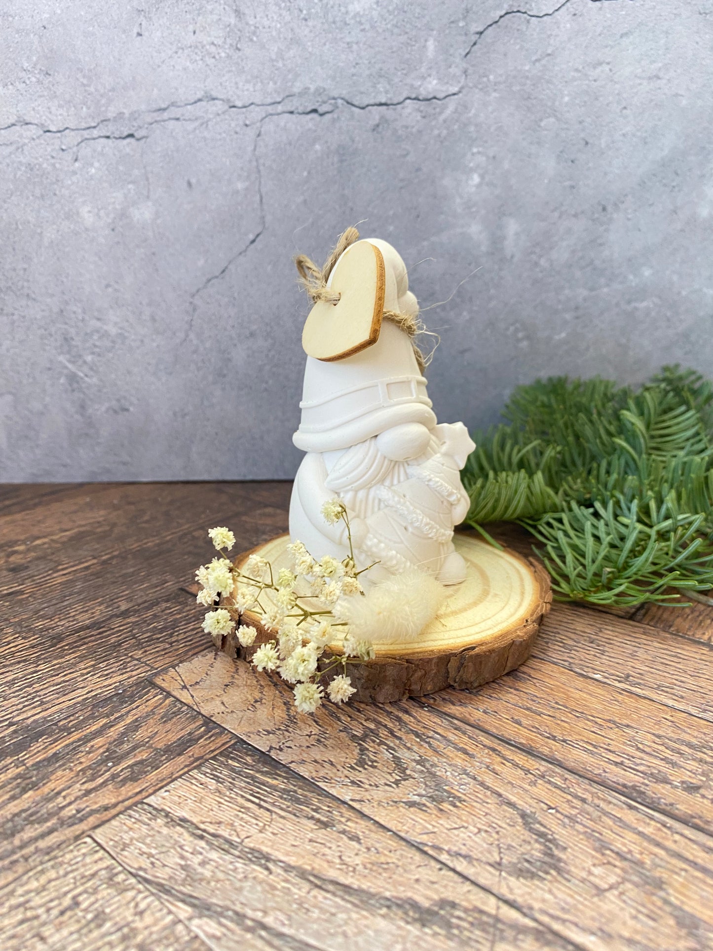 Handgemachter Jesin - Weihnachtsmann auf Holzscheibe mit Trockenblumen – Nachhaltige Weihnachtsdeko