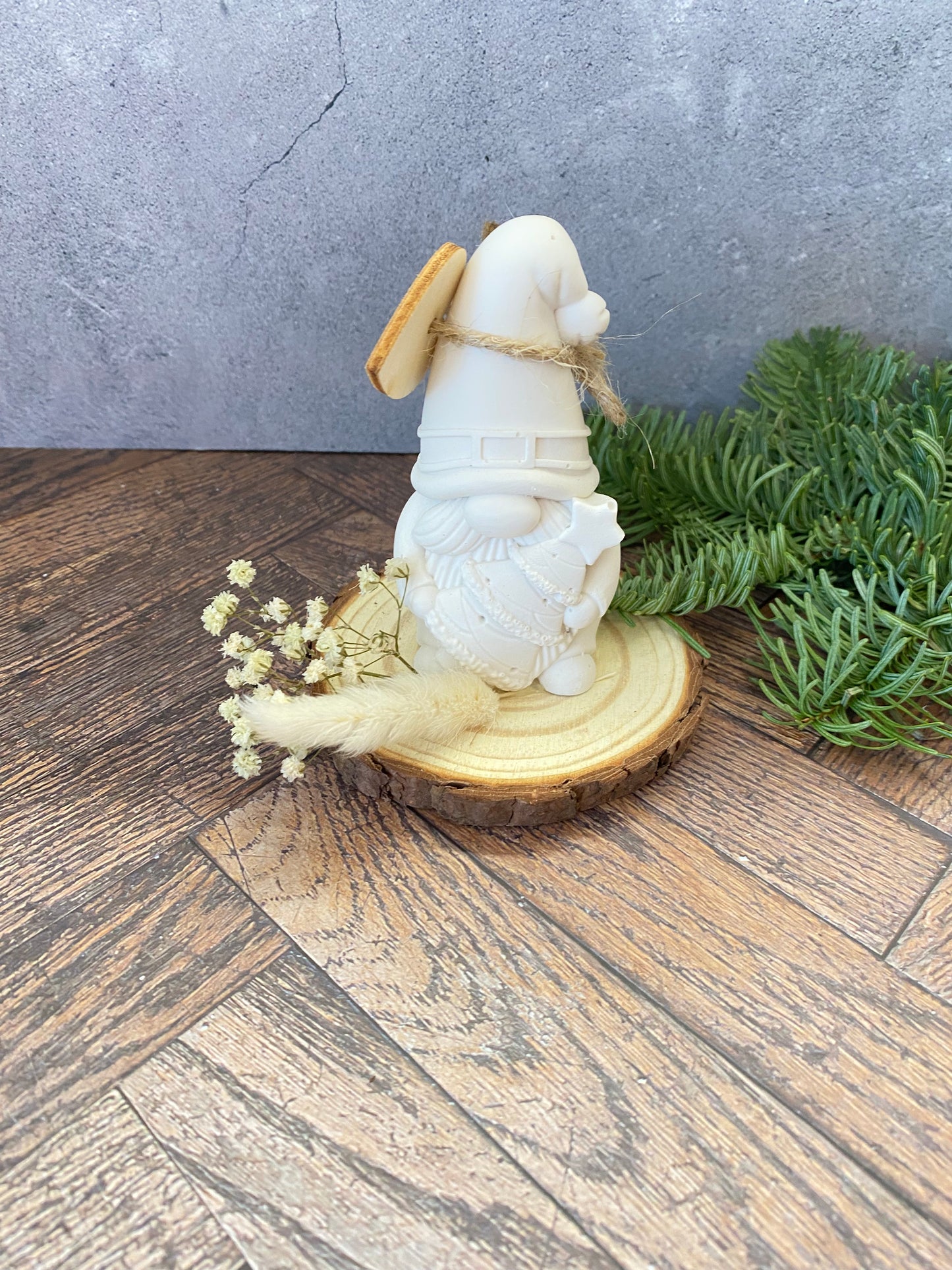 Handgemachter Jesin - Weihnachtsmann auf Holzscheibe mit Trockenblumen – Nachhaltige Weihnachtsdeko