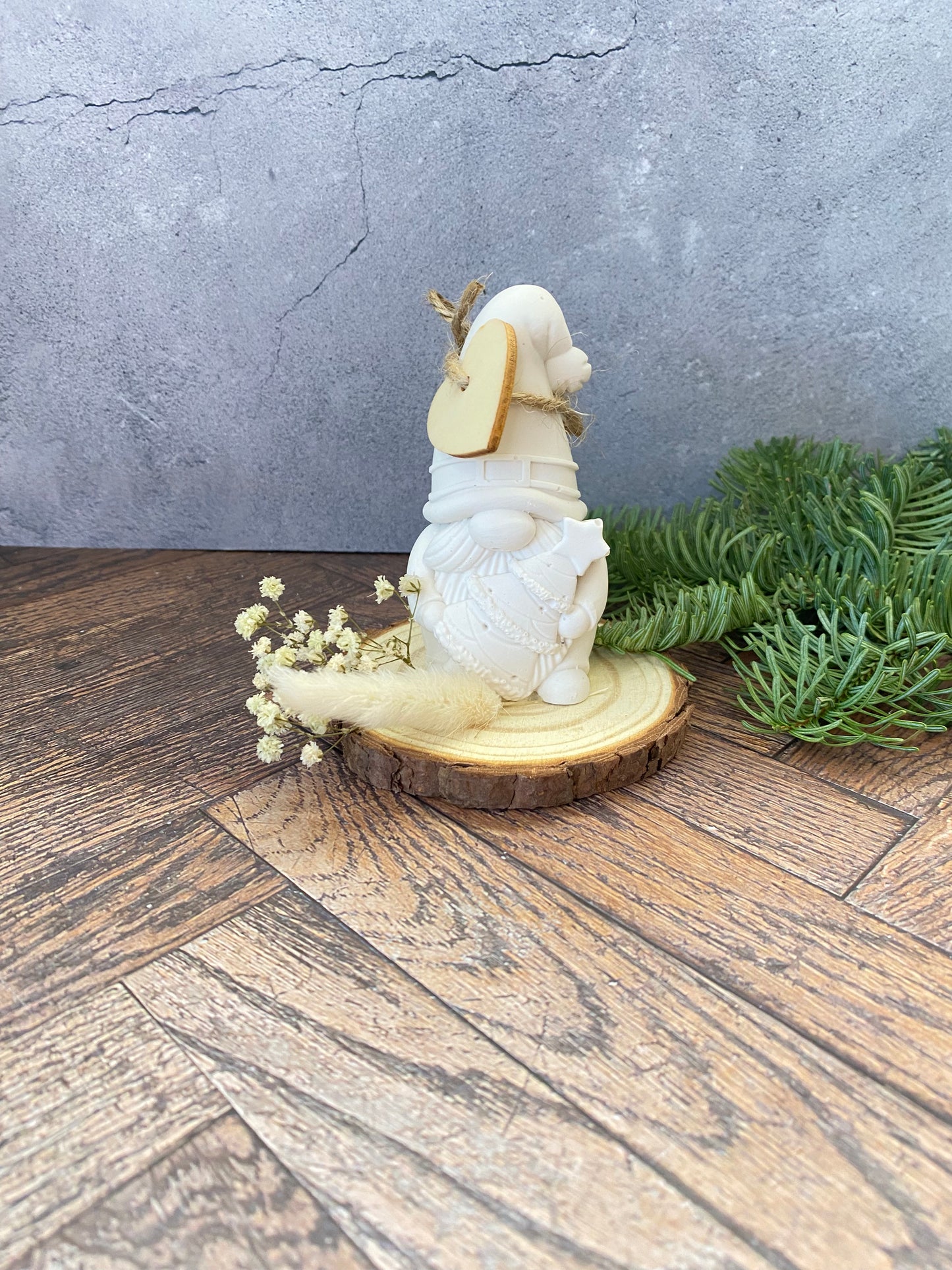 Handgemachter Jesin - Weihnachtsmann auf Holzscheibe mit Trockenblumen – Nachhaltige Weihnachtsdeko