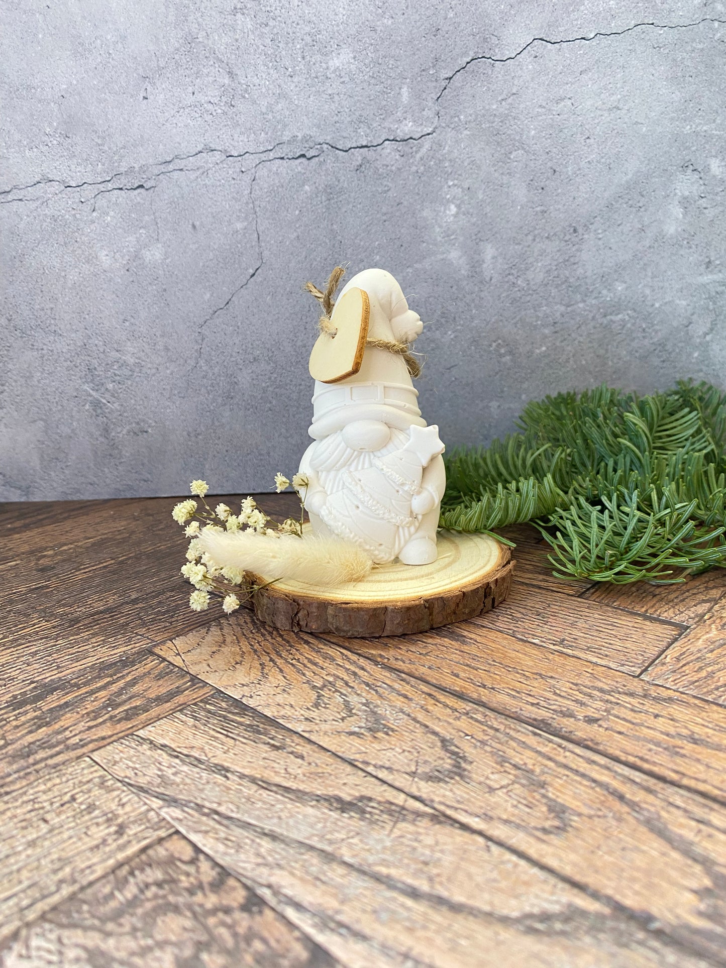 Handgemachter Jesin - Weihnachtsmann auf Holzscheibe mit Trockenblumen – Nachhaltige Weihnachtsdeko