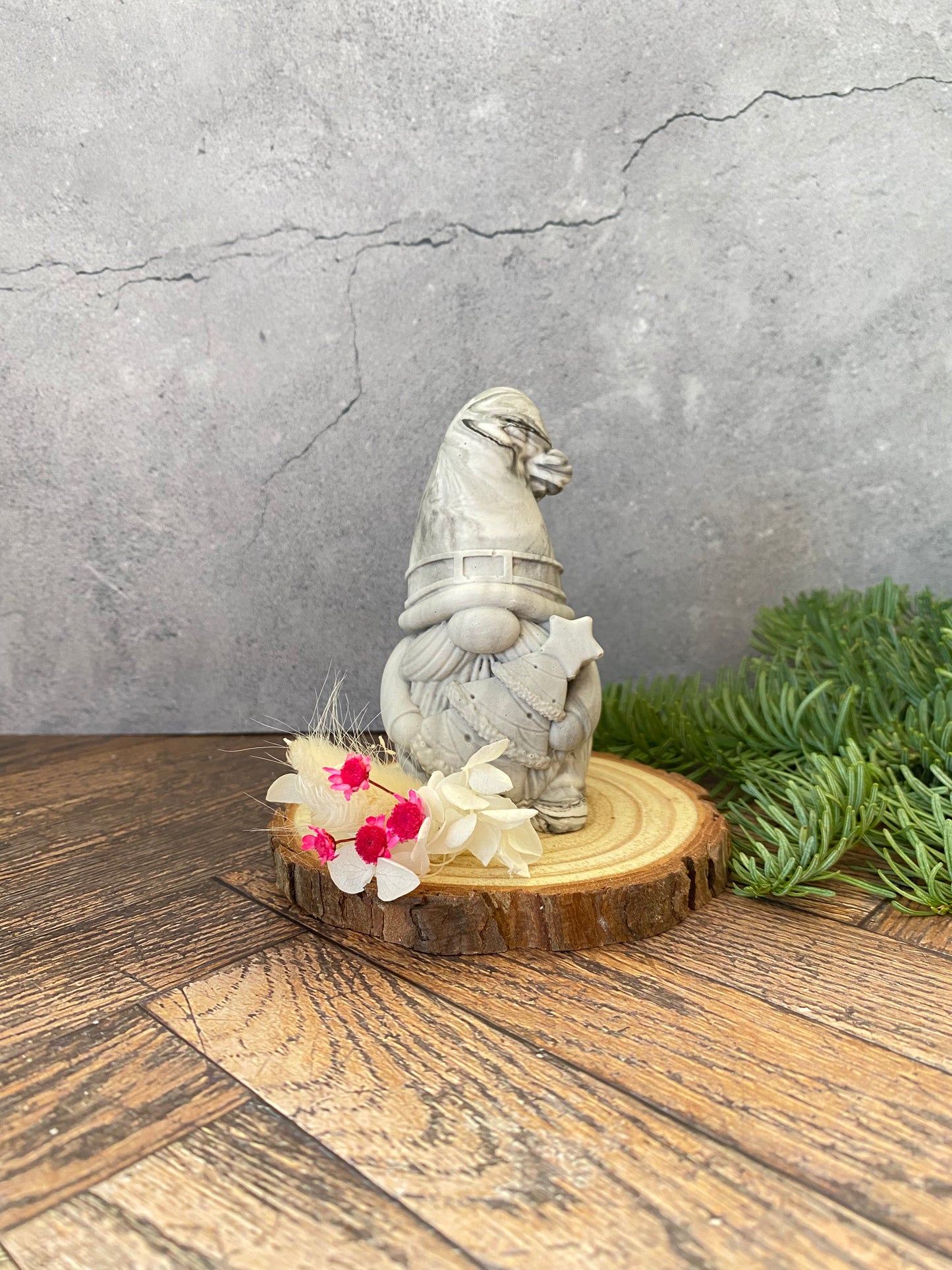 Handgemachter Jesin - Weihnachtsmann auf Holzscheibe mit Trockenblumen – Nachhaltige Weihnachtsdeko