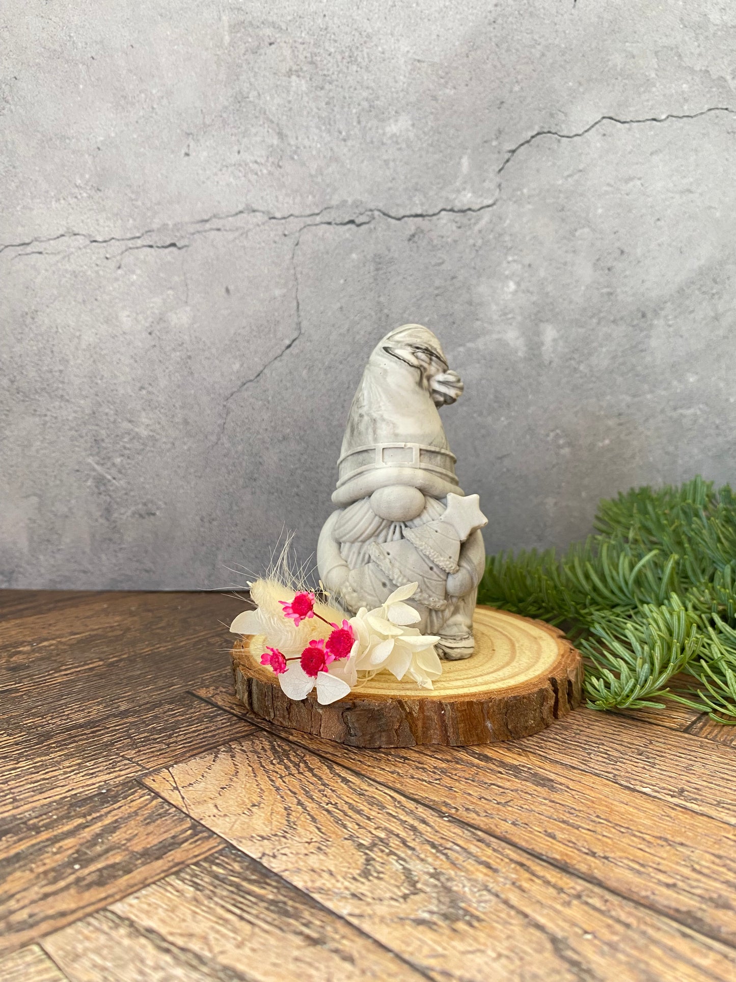 Handgemachter Jesin - Weihnachtsmann auf Holzscheibe mit Trockenblumen – Nachhaltige Weihnachtsdeko