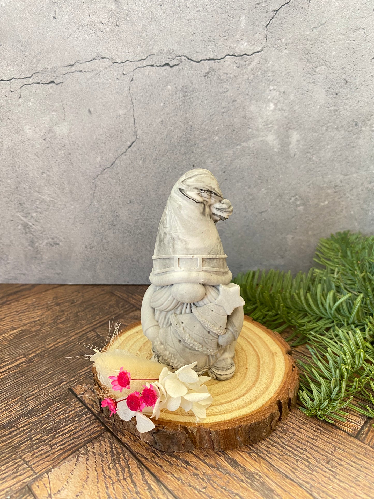 Handgemachter Jesin - Weihnachtsmann auf Holzscheibe mit Trockenblumen – Nachhaltige Weihnachtsdeko