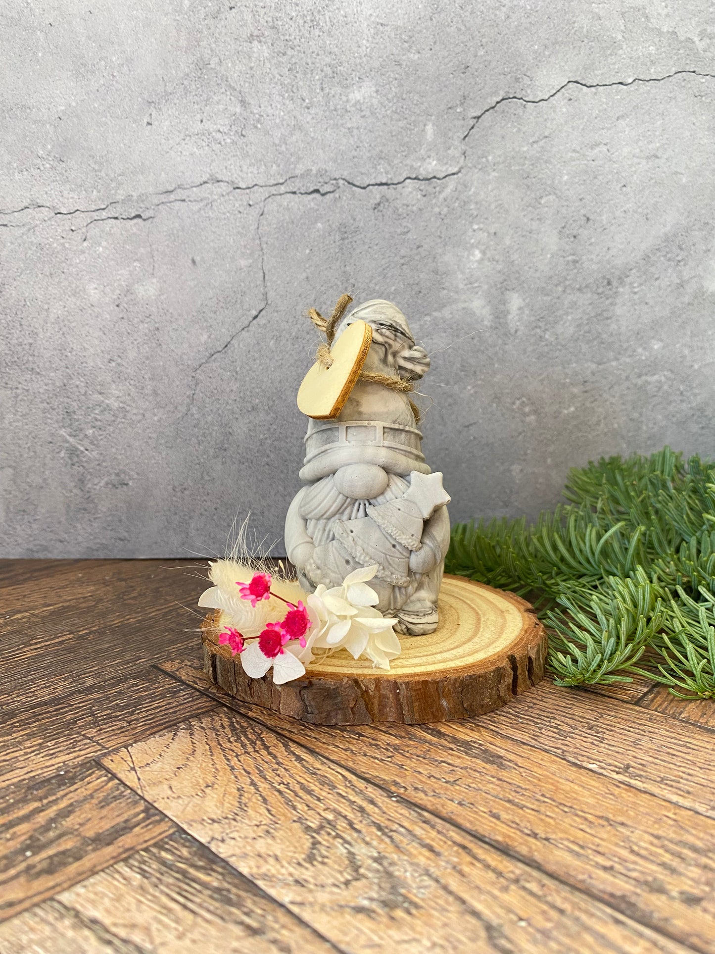 Handgemachter Jesin - Weihnachtsmann auf Holzscheibe mit Trockenblumen – Nachhaltige Weihnachtsdeko