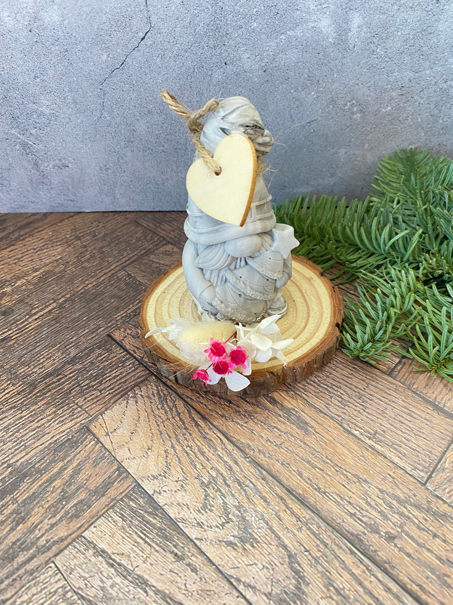 Handgemachter Jesin - Weihnachtsmann auf Holzscheibe mit Trockenblumen – Nachhaltige Weihnachtsdeko