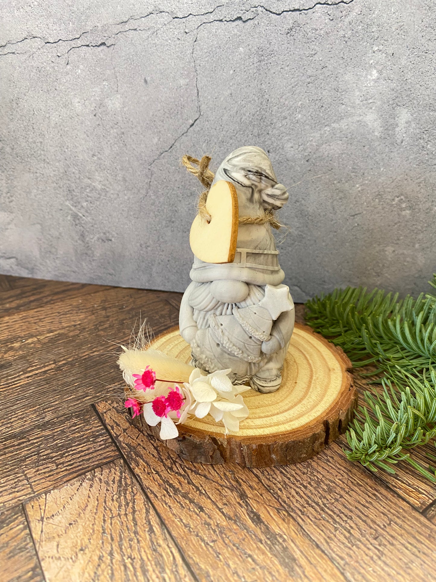 Handgemachter Jesin - Weihnachtsmann auf Holzscheibe mit Trockenblumen – Nachhaltige Weihnachtsdeko